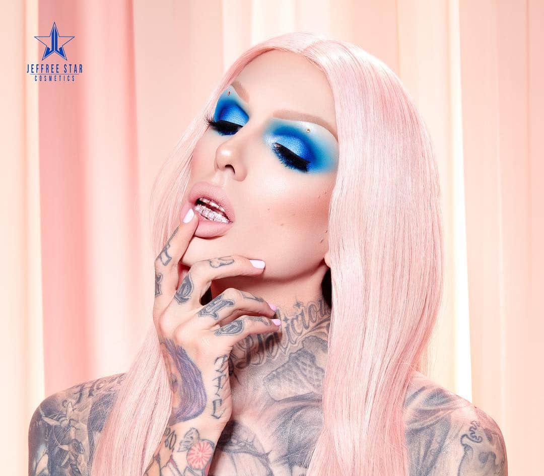 Jeffree Star Cosmeticsさんのインスタグラム写真 - (Jeffree Star CosmeticsInstagram)「BLING BLING 💎💎 You know we’ve got the blues lately but let’s be real baby pink will always be our forte 💕 Head on over to our ‘Blue Blood Collection’ tab on our website to shop our #LiquidFrost, #velourlipscrub flavors, #makeupbags & more 💦💧#bluebloodpalette #blueblood  Photo by: @jessyjphoto  Makeup by: @lipsticknick  Hair by: @jesushair  Set by: @keithboos」4月3日 11時49分 - jeffreestarcosmetics