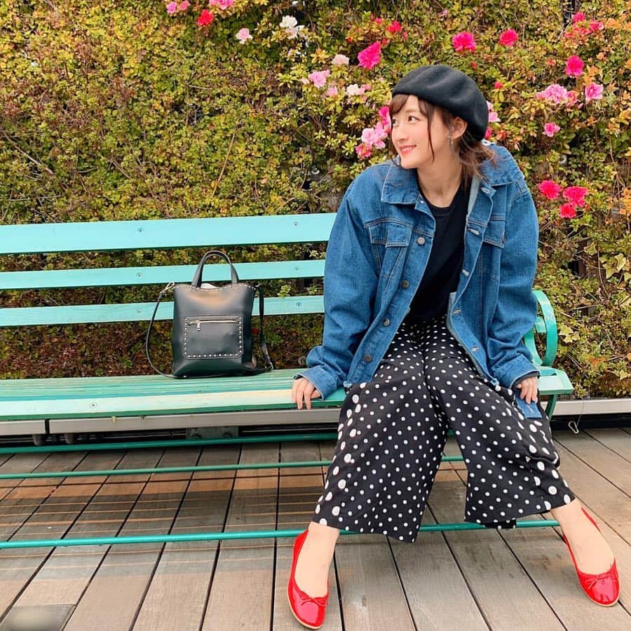 小松彩夏さんのインスタグラム写真 - (小松彩夏Instagram)「﻿ 日本国内の自社アトリエで熟練の靴職人がハンドメイドで作るオリジナルレディースシューズブランド「kurun TOKYO」（@kurun_official）さんから可愛らしいシューズを頂きました♡﻿ ﻿ デザインはポーリーヌ（ラウンド・トゥ）、マチルド（ポインテッド・トゥ）の2型をそれぞれ8種類の素材を使い、なんと全80種の豊富なカラーバリエーション！！﻿ ﻿ これだけあると、どれにするか悩んでしまいますが、今回はコーディネートのワンポイントにもなりそうなポリーヌのエナメルレッドにしました♡﻿ ﻿ 可愛い...♡﻿ ﻿ 私は足が22.5センチと小さいので、いつも靴探しが大変なのですが、サイズ展開が21cm〜26cmまでと豊富で0.5cmピッチであるのでピッタリのサイズが見つけられました！！﻿ ﻿ そしてソールの柔軟性があって何よりも軽い！！﻿ ﻿ スニーカー好きの私ですが、これならいつでも走れそう！！(笑)﻿ ﻿ 普段使いはもちろんですが、コンパクトなので結婚式やパーティーなど、どうしてもヒールを履かないといけないときなどのサブシューズとしても活躍しそう♪﻿ ﻿ 3月1日（金）よりオンラインストア限定で販売開始されていますが、今回期間限定で新宿伊勢丹にてPOP UP STOREを開催することが決定したそうです！！﻿ ﻿ 開催日時：2019年4月3日（水）〜2019年4月9日（火）10:30〜20:00﻿ 開催場所：伊勢丹新宿店本館２階＝婦人靴﻿ ﻿ https://kurun.tokyo/﻿ 是非、店頭で試してみてくださいね☆﻿ ﻿ #kuruntokyo #クルントウキョウ #PR #outfit #ootd #💗 #👗 #私服 #ファッション #fashion #follow #instagood #小松彩夏 #502 #コーディネート #コーデ #あやカジュアル」4月3日 12時01分 - official_ayaka_502