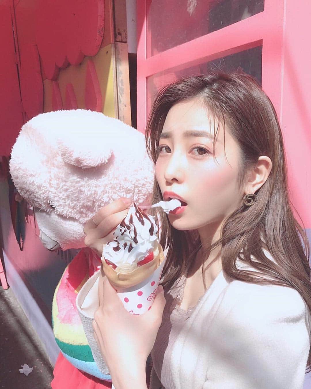美女美容事情さんのインスタグラム写真 - (美女美容事情Instagram)「《いちごチョコカスタードクリーム🍦🍫🍓》⠀ *⠀ リポストを使って、素敵な写真📷✨を投稿されてる方を紹介させて頂く⠀⠀⠀⠀ 【💄美女美容事情💅】のコーナーです✨⠀ *⠀⠀⠀⠀⠀⠀⠀ いいねやコメント、フォローして応援してね❤︎🥰🎶⁣⠀ *⠀⠀⠀⠀⠀⠀⠀ 今回ご紹介させて頂きますのは❤︎⠀ 桃衣香帆さん< @momoikaho >の素敵なお写真📸⠀ *⠀ クレープを美味しそうに食べる桃衣香帆さん💕ご本人はいちごチョコカスタードクリームが好きなんだとか🥰⠀ 可愛い女性にクレープは鬼に金棒ですね😁本当にキュートです‼️⠀ *⠀⠀ 桃衣香帆さんのアカウントには他にも素晴らしい投稿が沢山ありますので是非覗いてみて💁‍♀️💙⠀ *⠀⠀ 桃衣香帆さん< @momoikaho >⠀ 素敵な投稿ありがとうございました☺️📸✨⠀⠀⠀⠀⠀⠀⠀⠀ △▼△▼△▼△▼△▼△▼△▼△▼△▼⠀⠀⠀⠀⠀⠀⠀⠀⠀⠀⠀⠀⠀⠀⠀⠀⠀⠀⠀⠀⠀⠀⠀⠀⠀⠀⠀⠀⠀⠀⠀⠀⠀ ❤🧡💛「美女美容事情」💚💙💜⠀⠀⠀⠀⠀⠀⠀⠀⠀⠀⠀⠀⠀⠀⠀ 👇掲載ご希望の方は👇⠀⠀⠀⠀⠀⠀⠀⠀⠀⠀⠀⠀⠀⠀⠀⠀ @b_b_j.jタグ付けと🖤 # ビジョビ⠀🖤⠀⠀⠀⠀⠀⠀⠀⠀⠀⠀⠀⠀⠀⠀⠀ をタグ付けお願いします✨⠀⠀⠀⠀⠀⠀⠀⠀⠀⠀⠀⠀⠀⠀⠀⠀ ――――――――――――――――⠀⠀⠀⠀⠀⠀⠀⠀⠀⠀⠀⠀⠀⠀⠀⠀⠀⠀⠀⠀⠀⠀⠀ ～姉妹アカウントのご紹介～⠀⠀⠀⠀⠀⠀⠀⠀⠀⠀⠀⠀⠀⠀⠀⠀⠀⠀⠀⠀⠀⠀⠀⠀⠀⠀⠀ ◇美容情報を紹介している«美女美容事情～Beauty～»⠀⠀⠀⠀⠀⠀⠀⠀⠀⠀⠀⠀⠀⠀⠀⠀⠀⠀⠀⠀⠀⠀⠀⠀⠀⠀ ( @b_b_j.j_b )⠀⠀⠀⠀⠀⠀⠀⠀⠀⠀⠀⠀⠀⠀⠀⠀⠀⠀⠀⠀⠀⠀⠀⠀⠀⠀⠀ ◇美しい旅スポット紹介をしている«美 spot»⠀⠀⠀⠀⠀⠀⠀⠀⠀⠀⠀⠀⠀⠀⠀⠀⠀⠀⠀⠀⠀⠀⠀⠀⠀ ( @b__spo )⠀⠀ ⠀ ◇ビジョビがお届けするセレクトショップ«bi select»⠀ ( @bi_select )⠀ ⠀⠀⠀⠀⠀⠀⠀⠀⠀⠀⠀⠀⠀⠀⠀⠀⠀⠀⠀⠀⠀ よかったらこちらも覗いてみてね✨⠀ ――――――――――――――――⠀⠀⠀ @b_b_j.j⠀⠀ #オシャレ #ファッション #outfit #ootd⠀ #食べ歩きの旅 #お出かけ ⠀⠀⠀ #原宿  #ファッションコーデ ⠀⠀⠀⠀ #お出かけ  #お出かけコーデ ⠀⠀⠀⠀ #アイス  #アイスクリーム ⠀ #カジュアルコーデ #大人カジュアル ⠀ #美意識向上 #カジュアルファッション ⠀⠀⠀ #プチプラ部 #きれいめコーデ ⠀⠀⠀⠀⠀ #大人カジュアル #ファッションスナップ ⠀ #食べ歩き #お洒落な人と繋がりたい ⠀ #女子力 #女子力向上 ⠀⠀⠀⠀⠀⠀⠀⠀ #かわいい女の子 #美味しい😋 ⠀⠀⠀ #おしゃれさんと繋がりたい #オシャレさんと繋がりたい ⠀ #naturalbeauty #outfitoftheday」4月3日 12時01分 - b_b_j.j