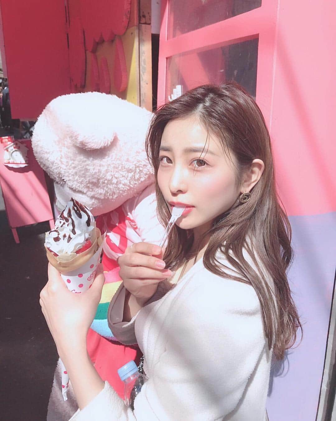 美女美容事情さんのインスタグラム写真 - (美女美容事情Instagram)「《いちごチョコカスタードクリーム🍦🍫🍓》⠀ *⠀ リポストを使って、素敵な写真📷✨を投稿されてる方を紹介させて頂く⠀⠀⠀⠀ 【💄美女美容事情💅】のコーナーです✨⠀ *⠀⠀⠀⠀⠀⠀⠀ いいねやコメント、フォローして応援してね❤︎🥰🎶⁣⠀ *⠀⠀⠀⠀⠀⠀⠀ 今回ご紹介させて頂きますのは❤︎⠀ 桃衣香帆さん< @momoikaho >の素敵なお写真📸⠀ *⠀ クレープを美味しそうに食べる桃衣香帆さん💕ご本人はいちごチョコカスタードクリームが好きなんだとか🥰⠀ 可愛い女性にクレープは鬼に金棒ですね😁本当にキュートです‼️⠀ *⠀⠀ 桃衣香帆さんのアカウントには他にも素晴らしい投稿が沢山ありますので是非覗いてみて💁‍♀️💙⠀ *⠀⠀ 桃衣香帆さん< @momoikaho >⠀ 素敵な投稿ありがとうございました☺️📸✨⠀⠀⠀⠀⠀⠀⠀⠀ △▼△▼△▼△▼△▼△▼△▼△▼△▼⠀⠀⠀⠀⠀⠀⠀⠀⠀⠀⠀⠀⠀⠀⠀⠀⠀⠀⠀⠀⠀⠀⠀⠀⠀⠀⠀⠀⠀⠀⠀⠀⠀ ❤🧡💛「美女美容事情」💚💙💜⠀⠀⠀⠀⠀⠀⠀⠀⠀⠀⠀⠀⠀⠀⠀ 👇掲載ご希望の方は👇⠀⠀⠀⠀⠀⠀⠀⠀⠀⠀⠀⠀⠀⠀⠀⠀ @b_b_j.jタグ付けと🖤 # ビジョビ⠀🖤⠀⠀⠀⠀⠀⠀⠀⠀⠀⠀⠀⠀⠀⠀⠀ をタグ付けお願いします✨⠀⠀⠀⠀⠀⠀⠀⠀⠀⠀⠀⠀⠀⠀⠀⠀ ――――――――――――――――⠀⠀⠀⠀⠀⠀⠀⠀⠀⠀⠀⠀⠀⠀⠀⠀⠀⠀⠀⠀⠀⠀⠀ ～姉妹アカウントのご紹介～⠀⠀⠀⠀⠀⠀⠀⠀⠀⠀⠀⠀⠀⠀⠀⠀⠀⠀⠀⠀⠀⠀⠀⠀⠀⠀⠀ ◇美容情報を紹介している«美女美容事情～Beauty～»⠀⠀⠀⠀⠀⠀⠀⠀⠀⠀⠀⠀⠀⠀⠀⠀⠀⠀⠀⠀⠀⠀⠀⠀⠀⠀ ( @b_b_j.j_b )⠀⠀⠀⠀⠀⠀⠀⠀⠀⠀⠀⠀⠀⠀⠀⠀⠀⠀⠀⠀⠀⠀⠀⠀⠀⠀⠀ ◇美しい旅スポット紹介をしている«美 spot»⠀⠀⠀⠀⠀⠀⠀⠀⠀⠀⠀⠀⠀⠀⠀⠀⠀⠀⠀⠀⠀⠀⠀⠀⠀ ( @b__spo )⠀⠀ ⠀ ◇ビジョビがお届けするセレクトショップ«bi select»⠀ ( @bi_select )⠀ ⠀⠀⠀⠀⠀⠀⠀⠀⠀⠀⠀⠀⠀⠀⠀⠀⠀⠀⠀⠀⠀ よかったらこちらも覗いてみてね✨⠀ ――――――――――――――――⠀⠀⠀ @b_b_j.j⠀⠀ #オシャレ #ファッション #outfit #ootd⠀ #食べ歩きの旅 #お出かけ ⠀⠀⠀ #原宿  #ファッションコーデ ⠀⠀⠀⠀ #お出かけ  #お出かけコーデ ⠀⠀⠀⠀ #アイス  #アイスクリーム ⠀ #カジュアルコーデ #大人カジュアル ⠀ #美意識向上 #カジュアルファッション ⠀⠀⠀ #プチプラ部 #きれいめコーデ ⠀⠀⠀⠀⠀ #大人カジュアル #ファッションスナップ ⠀ #食べ歩き #お洒落な人と繋がりたい ⠀ #女子力 #女子力向上 ⠀⠀⠀⠀⠀⠀⠀⠀ #かわいい女の子 #美味しい😋 ⠀⠀⠀ #おしゃれさんと繋がりたい #オシャレさんと繋がりたい ⠀ #naturalbeauty #outfitoftheday」4月3日 12時01分 - b_b_j.j