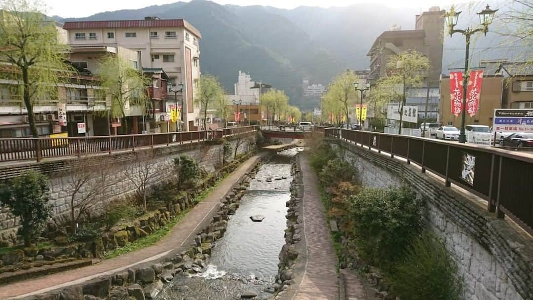 Taiken Japanのインスタグラム：「Gero is one of the 3 famous onsen ♨️ (hotspring) towns in Japan, located in the center of the country. Gero has ashiyu (foot bath) onsens all over town in addition to places where you can get a full body soak!⁣ ⠀⠀⠀⠀⠀⠀⠀⠀⠀⁣ Photo credit: Jackson Lee⁣ ⠀⠀⠀⠀⠀⠀⠀⠀⠀⁣ Read more about this and other Japan destinations & experiences at taiken.co!⁣ ⠀⠀⠀⠀⠀⠀⠀⠀⠀⁣ #geroonsen #gero #hotsprings #hotspring #onsen #温泉 #countryside #inaka #rural #lovejapan #japan #japan🇯🇵 #japantravel #japantravelphoto #japanese #japanlover #japanphotography #traveljapan #visitjapan ##japanlife #travel #travelgram #travelphotography #holiday #roamtheplanet #relax #relaxing_time」