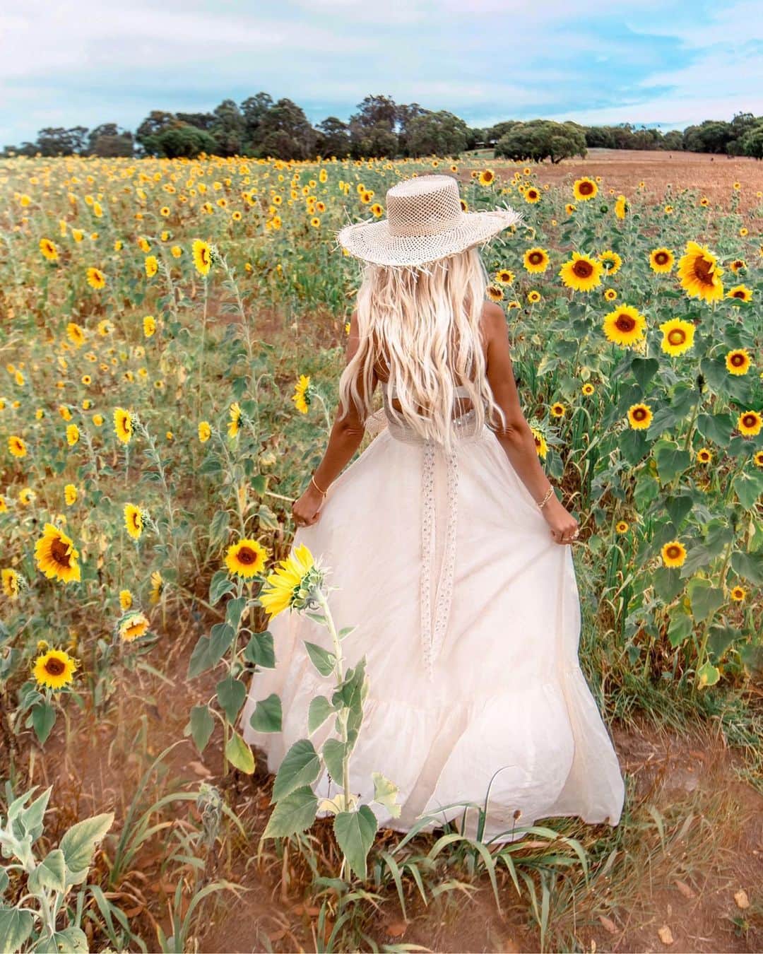 のインスタグラム：「Floating in a sea of sunflowers 🌻 . Living in this skirt and loving these summery vibes ☀️ . I’ve tagged a few of my favorite looks + hats on my @liketoknow.it profile {link in bio} 💫 . http://liketk.it/2ATt4 #liketkit . 📸 @bobbybense . #gypsylovinlightstyle #bohostyle #satgc #spell #margaretriver #visitmargaretriver #sunflowers #sunflowerfield #summer #holiday #ootd #seeaustralia #westernaustralia #smithsbeach」