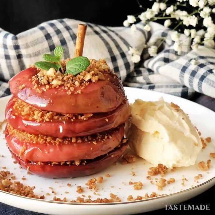 のインスタグラム：「【ハートが隠れてる】オペオペなアップルミルフィーユ🍎⠀⁣⠀ ⁣⠀ スマホアプリはレシピを簡単に探せるよ📲⠀⁣⠀ ダウンロードはプロフィールのURLをクリック👆⠀⁣⠀ ⁣⠀ ■材料⠀⁣⠀ ⠀⁣⠀ ・りんご　1個⠀⁣⠀ ・バター　30g⠀⁣⠀ ・ビスケット　30g⠀⁣⠀ ・グラニュー糖　20g⠀⁣⠀ ・ブランデー　大さじ1⠀⁣⠀ ・スティッククッキー　1本⠀⁣⠀ ・アイスクリーム　適量⠀⁣⠀ ・ミント　少々⠀⁣⠀ ⠀⁣⠀ ■手順⠀⁣⠀ ⠀⁣⠀ 【事前準備】⠀⁣⠀ 1)ビスケットは麺棒等で細かく砕いておく。⠀⁣⠀ ⠀⁣⠀ 1. よく洗ったりんごを皮付きのまま横4等分の輪切りにし、芯をクッキー型等でくり抜く。⠀⁣⠀ 2. フライパンにバター（15g）を入れて溶かし、ビスケットを加えてカリカリになるまで炒める。火を止めてグラニュー糖を加え、和えたら取り出す。⠀⁣⠀ 3. 同じフライパンにバター（15g）を溶かし、りんごを中火で焼く。両面に焼き色をつけたら蓋をして弱火で5分焼く。ブランデーをかけて、煮詰めながら風味をつける。⠀⁣⠀ 4. 皿にりんごを1枚のせ、2をスプーン1杯分振りかける。同工程を繰り返し、りんごの形になるように積む。中央にスティッククッキーを刺し、ミントとバニラアイスを添える。⠀⁣⠀ ⠀⁣⠀ #food #foodie #cooking #recipe#tastemade #japan #japanese #japanesefood #料理 #クッキング #レシピ #おうちご飯 #おうちごはん #おうちカフェ#sweets #dessert #スイーツ #デザート #おやつ #お菓子作り #焼きりんご #アップル #りんご #ミルフィーユ #ハート #バレンタイン」