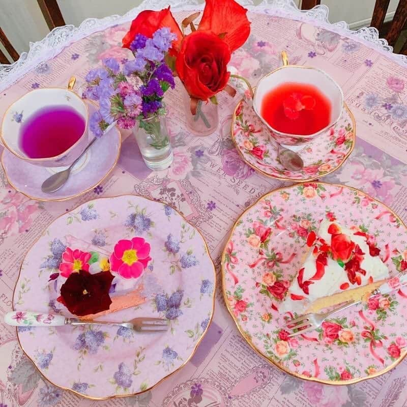 CHOCOさんのインスタグラム写真 - (CHOCOInstagram)「🍓🍰🌸💜🍓🍰🌸💜🍓 . #お花の食器にお花のケーキ🌸かわいすぎるカフェ☕️♬ . なんと好きな柄のお皿を選ばせてもらえるよ🍴💖 シフォンケーキと紅茶の相性もばつぐん🙈💓 . . #目白 #カフェアコリット﻿ #シフォンケーキ #linefriends #withCHOCO」4月3日 12時00分 - this_is_choco