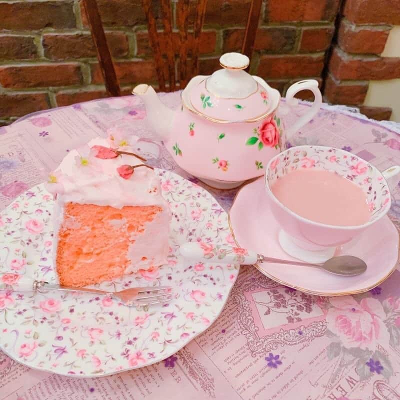 CHOCOさんのインスタグラム写真 - (CHOCOInstagram)「🍓🍰🌸💜🍓🍰🌸💜🍓 . #お花の食器にお花のケーキ🌸かわいすぎるカフェ☕️♬ . なんと好きな柄のお皿を選ばせてもらえるよ🍴💖 シフォンケーキと紅茶の相性もばつぐん🙈💓 . . #目白 #カフェアコリット﻿ #シフォンケーキ #linefriends #withCHOCO」4月3日 12時00分 - this_is_choco