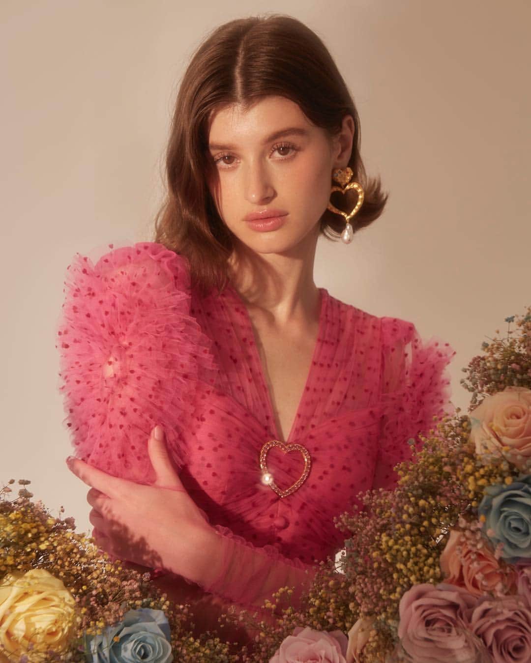 のインスタグラム：「The classic baroque gold earrings envisioned through the heart shaped lens of #Sretsis 💖 Tap to shop gold plated fresh water pearls “Valentin Pearl Earrings” from #SretsisSS19 or visit link in bio to discover #SS19MyBestFriendsWedding」