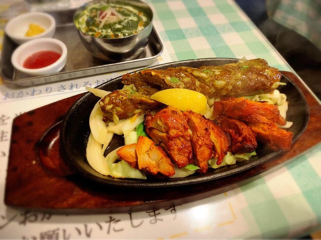 のインスタグラム：「🍛ビンディカ🍛 . インドカレー屋さん😋 金山にもお店があるよん💕 . . 👌手巻きチキンサンドセット  1,400円  ビンディカオリジナルメニュー💕 手巻き寿司みたいにナンにマスタードやトマトソースを塗って、チキンティッカ・シークカバブ・サラダ・炒め野菜などを挟んで食べるセット😋  カレーも付いてお得だし、ナンももちろんおかわり自由💕 . ・カレー１種 ・シークカバブ ・チキンティッカ ・ナン ・サラダ ・スープ ・ソフトドリンク . . . 👌2種のカレーディナーセット 1,400円 ・カレー２種 ・サラダ ・スープ ・ナン ・ソフトドリンク . . ナンに飽きたらサフランライスもおかわりできるとか太っ腹🐷✨ マンゴーラッシーも美味しかった🍹 . . . . #南区ディナー #yunnaログ #名古屋ディナー #駐車場あり #インドカレー #美味しかった #ナンおかわりした #ビンディカ #ビンディカ大江店 #名古屋グルメ」