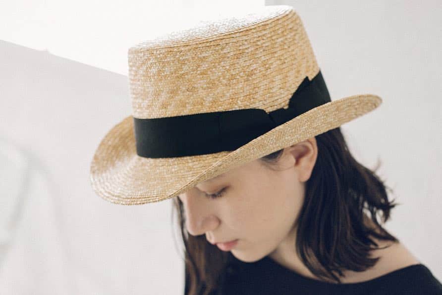 ナチュランさんのインスタグラム写真 - (ナチュランInstagram)「【 創業明治十三年 田中帽子店 】ずっと大切に愛用したい 大人の麦わら帽子﻿ ﻿ フィット感の良いかぶり心地や、カジュアルすぎない佇まいで好評の「田中帽子店」の麦わら帽子。﻿ 昨夏の人気アイテムと新作を加えたラインアップで今年もお届けします。﻿ ﻿ 今年の新作は、染め工場とのコラボアイテムや新型など。完売していた定番アイテムは再入荷いたします。﻿ ﻿ -----------﻿﻿﻿﻿ ■Chloe/クロエ ラフィア女優帽［BPK-2G18-0846-B］﻿ 甘くなりすぎない細いリボンがアクセント。﻿ 素材本来の通気性に加え、小さな編み目の隙間から空気を取り込んでくれるので、快適にかぶれます。﻿ 自然な麦の色を活かした「ナチュラル」と少し濃い目の「ブラウン」の2色展開です。﻿ ﻿ ﻿ -----------﻿﻿﻿﻿ ■藍染ポークパイハット［BPK-2G29-1280-A］﻿ 短いつばと平らな形が特徴のカンカン帽に、藍染めのリボンで和な雰囲気が加わった麦わら帽子。﻿ デイリー使いにはもちろん、浴衣に合わせても素敵なデザインです。﻿ ﻿ ﻿ -----------﻿﻿﻿﻿ ■Olga［BPK-2G29-1279-A］﻿ 欧州紳士のトレードマークともいえるシルクハットに、カンカン帽のデザインとくるんとしたテンガロンつばのディテールを組み合わせた、気軽にかぶれるカジュアルなハット。﻿ ナチュラルなスタイリングに馴染みつつ、着こなしに鮮度を加えてくれます。﻿ ﻿ ﻿ -----------﻿﻿﻿﻿ ■Alma［BPK-2G29-1278-A］﻿ 麦わら帽子の中で人気のあるカンカン帽。﻿ 少し子供っぽくなりがちな印象ですが、細かな麦で作られた上質な表面と長めのつばで、日よけも叶うデザインです。﻿ ﻿ ﻿ ------------------------------﻿﻿﻿﻿ ﻿ ▶️お買いものは写真内のタグをタップしてくださいね。またはプロフィールからもナチュランへリンクしています。→@natulan_official﻿﻿﻿﻿ ﻿ ▶️写真内のタグは、販売中でも消えている場合がございます。ぜひ、ナチュランの検索窓から、商品コード又は商品名を、検索してみてくださいね。﻿﻿﻿﻿ ﻿ ▶️プロフィール画面では、季節のおすすめ商品や、再入荷情報をご紹介しています。ぜひ、ご覧くださいませ。→@natulan_official﻿﻿﻿﻿ ﻿﻿﻿﻿ -----------﻿﻿﻿﻿ #今日のコーデ #コーディネート #ファッション #ナチュラン #natulan #日々の暮らし #暮らしを楽しむ #シンプルライフ #シンプルコーデ #シンプル #暮らし #春夏コーデ #大人コーデ #新生活　#新生活応援　#ナチュラルコーデ　#田中帽子店　#田中帽子 　#麦わら帽子 　#シミの日 #紫外線対策 #ナチュラル #ナチュラルコーディネート #ナチュラルライフ #女優帽 #カンカン帽 #ナチュラン特選 @tanakahat #母の日のプレゼント」4月3日 12時03分 - natulan_official