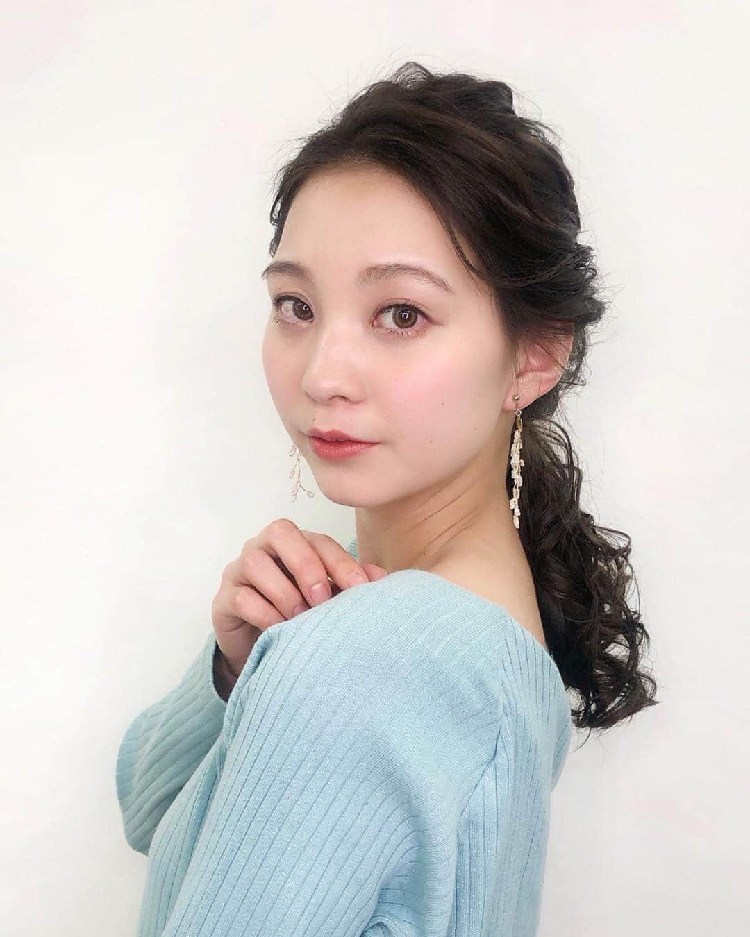 ヘアメイク&ネイル専門店 アトリエはるかさんのインスタグラム写真 - (ヘアメイク&ネイル専門店 アトリエはるかInstagram)「. 【アトリエはるかおすすめヘアアレンジ】 . . こちらは、 石川 舞(@atelierharuka_ishi )の が担当しました！ モデルさんはかえでさん（@kae_o_6） . . 《ヘアセット》  関東エリア 2,900円＋税（20分）  地方エリア 2,700円＋税（20分） . .  #アトリエはるか #ヘアアレンジ #ヘアセット  #あみおろしアレンジ  #美容師 #ヘアメイク #結婚式 #ウェディング #ブライダル #ブライダルヘア #プレ花嫁 #花嫁 #結婚式二次会 #謝恩会ヘア  #サロンモデル #卒業式ヘア  #卒業式 #名古屋 #渋谷 #新宿 #池袋 #横浜 #有楽町 #なんば #心斎橋 #天神 #hairarrange  #hair  #hairstyle #bridal」4月3日 12時07分 - atelierharuka_official