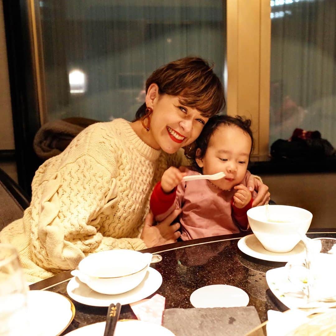 トムセン陽子さんのインスタグラム写真 - (トムセン陽子Instagram)「決して立派な母ではないけれど、毎日ベリに欠かさずしていることがあります。 それは、「愛している」ことを、ちゃんと言葉で伝える、ということ。 毎日言い過ぎて、最近は「もぉ〜わかってるよ〜」って流されるけど（笑）。 トミママなりの、ひそかなこだわりです。 . . . #mama #2yearsold #mylittlegirl #iloveyou #ママ #娘 #ツーショット」4月3日 12時07分 - yokothomsen