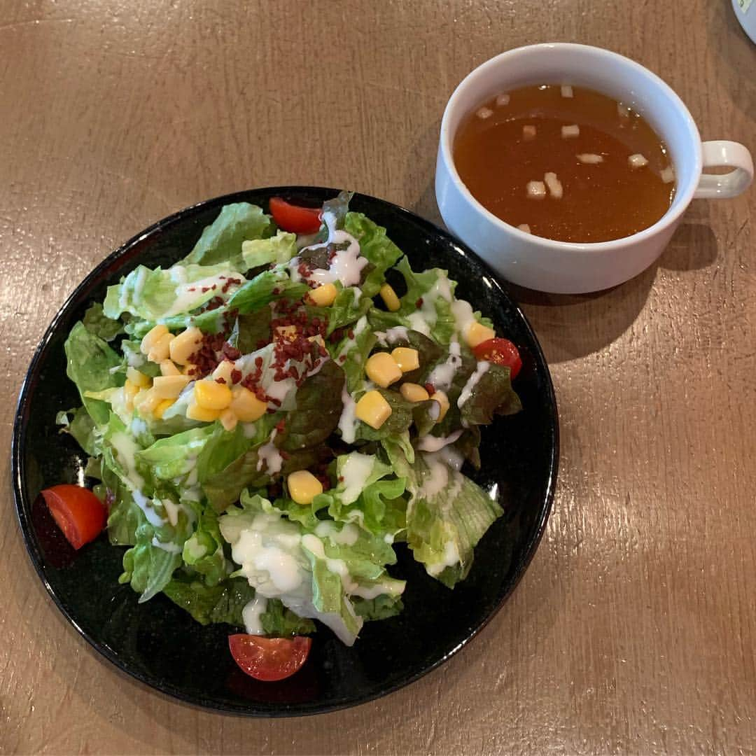 くろさんのインスタグラム写真 - (くろInstagram)「デミハンバーグランチ🍽800円 サラダ・スープ・温玉・ドリンク付き #デミハンバーグ #デミグラスハンバーグ #SHINBASHI #スタンディングバーshinbashi #ランチは3F #ちゃんと座れます #おしぼり有り #新橋ランチ」4月3日 12時13分 - m6bmw