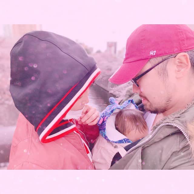 NON-Pさんのインスタグラム写真 - (NON-PInstagram)「桜道で大津ちゃんがいい感じの写真撮ってくれたょ👪🌸 ありがとう🙏😁‼️ こんな事ならちゃんとお化粧しとけばよかった😓 ご近所スタイルで気を抜き過ぎた😓 ・ お仕事で1週間ぶりに帰って来たパパ🧔🏻 昨日は、いっぱい抱っこしてもらって💗添い寝して💛遊んでもらって💚一緒にお風呂入って💙 ユウちゃん嬉しそーだった👶🏻🙌❣️❣️ ・ ・ #🌸 #sakura #お花見 #お散歩 #japan #tokyo #👶🏻 #新生児 #baby #boy #papa #mama #family #happy #smile  #友優心 #ゆうしん #yuushin #cute #🤱🏻 #家族 #宝物 #mylove #iloveyou #愛してるよ」4月3日 12時14分 - nonp_mam