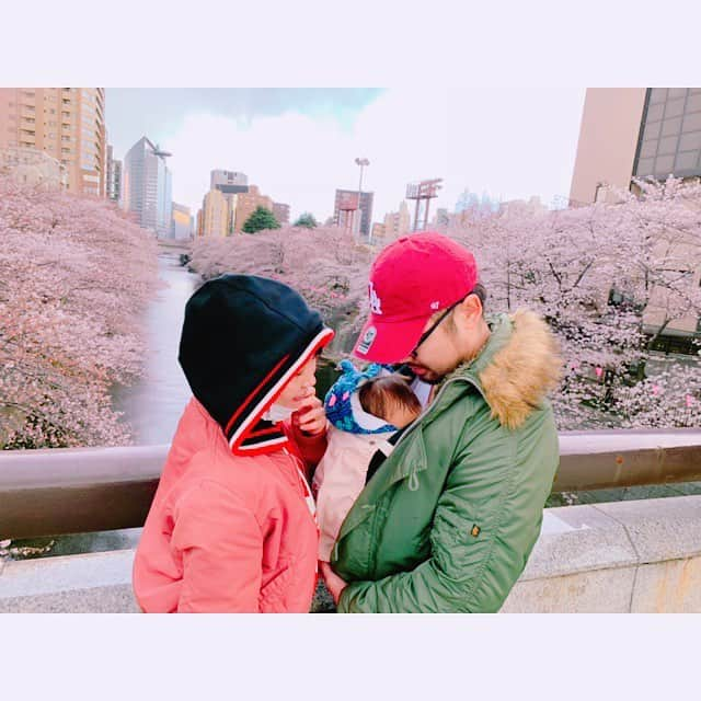 NON-Pさんのインスタグラム写真 - (NON-PInstagram)「桜道で大津ちゃんがいい感じの写真撮ってくれたょ👪🌸 ありがとう🙏😁‼️ こんな事ならちゃんとお化粧しとけばよかった😓 ご近所スタイルで気を抜き過ぎた😓 ・ お仕事で1週間ぶりに帰って来たパパ🧔🏻 昨日は、いっぱい抱っこしてもらって💗添い寝して💛遊んでもらって💚一緒にお風呂入って💙 ユウちゃん嬉しそーだった👶🏻🙌❣️❣️ ・ ・ #🌸 #sakura #お花見 #お散歩 #japan #tokyo #👶🏻 #新生児 #baby #boy #papa #mama #family #happy #smile  #友優心 #ゆうしん #yuushin #cute #🤱🏻 #家族 #宝物 #mylove #iloveyou #愛してるよ」4月3日 12時14分 - nonp_mam