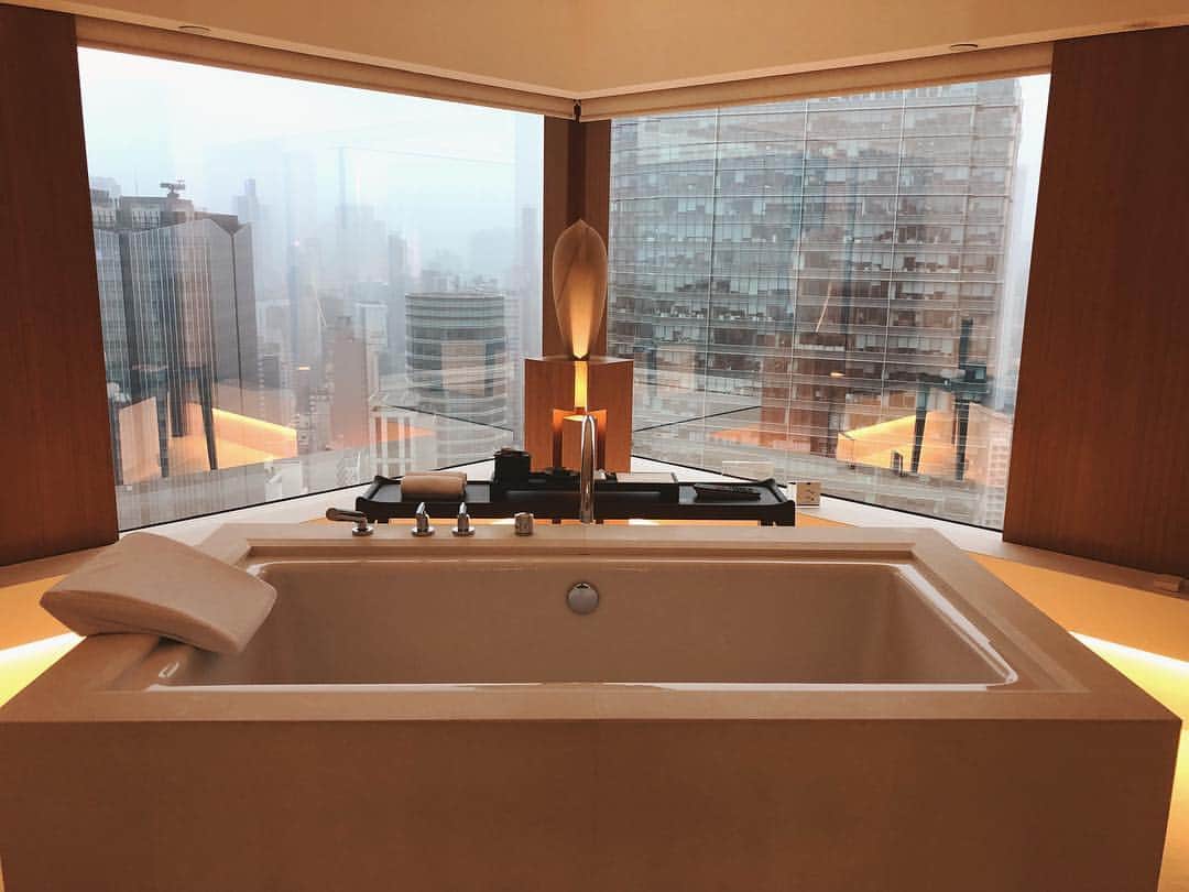 小柴綾香さんのインスタグラム写真 - (小柴綾香Instagram)「The best bathroom ever 🔥 大好きなホテル。天気さえ良ければなぁ... #hongkong #hk #香港 #bathroom #artbasel #artweek #hongkong artweek #hkartweek #artbaselhk #theupperhouse」4月3日 12時17分 - ayakakoshiba