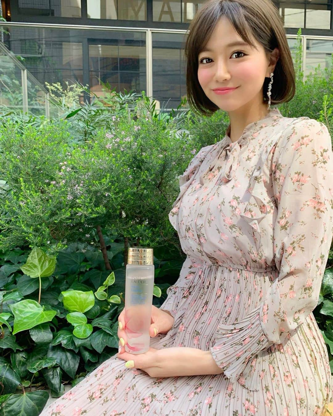 石井里奈さんのインスタグラム写真 - (石井里奈Instagram)「こんにちは🌸✨ . 最近すっかり春日和😊💕 ぽかぽかで気持ちいいですね☺️🌸 . 3月から使用しているエスティ ローダーのマイクロ エッセンス ローション フレッシュ❤️ しっかり土台からケアできる化粧水☺️💕 . 前回紹介した通り、春夏にぴったりなフレッシュなテクスチャーがより、朝の美容時間を素敵にしてくれて、1日の始まりを明るくしてくれるよ🙆‍♀️💕✨ . 使い続けてみて、小鼻まわりや眉間の上あたりの毛穴が少し気になってたところは、化粧水をコットンにひたして集中的にケアしていました💕 . 春だからこそ春らしいコスメを使うとより気分も春気分💕🌸 朝からいい気分でお出かけできちゃいます💕 . 今日も素敵な1日になりますように💕 . @esteelauderjapan  #エスティローダー #マイクロエッセンスローション #MicroEssence #お花見 #毛穴ケア #春コーデ #春 #spring #ファッション #花柄ワンピース #valmuer #valmuer_official #コーデ #コーディネート #桜 #sakura #cherryblossom #花見 #hanami #お出かけ #お散歩 #休日 #春服 #春コスメ #コスメ #メイク #春メイク #makeup #さくら #エスティローダー_PR」4月3日 12時18分 - ri7tin1025