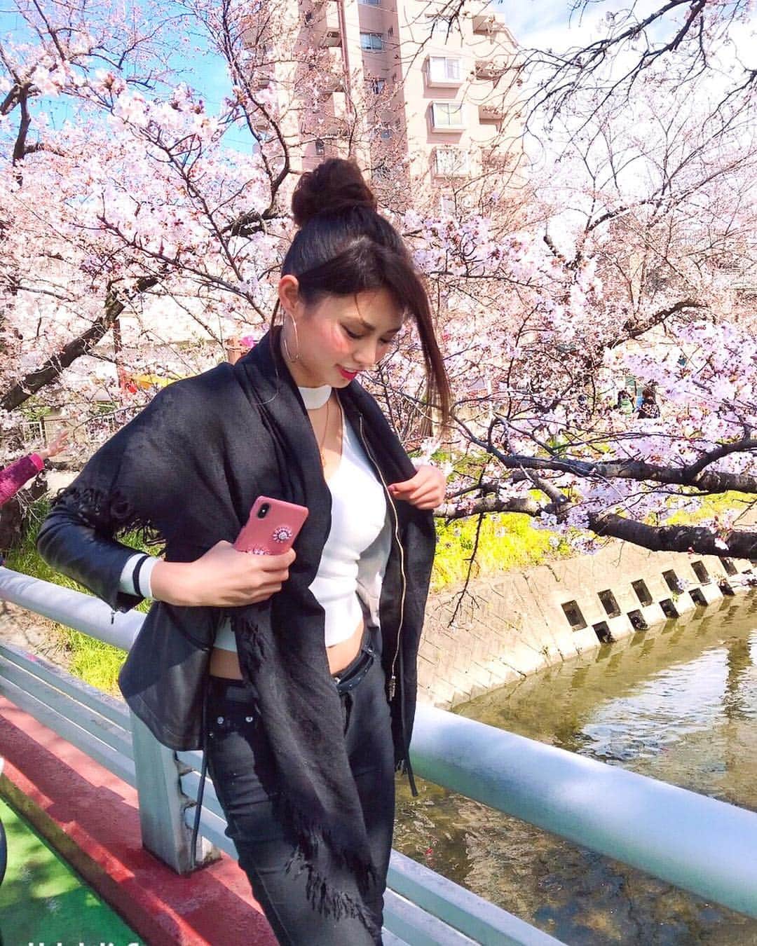 堀えりかさんのインスタグラム写真 - (堀えりかInstagram)「#桜祭り #お花見 #桜 #春 #お花見コーデ #コーデ #春コーデ #ライダースジャケット #code #fashion #spring #sakura」4月3日 12時27分 - xerikax143