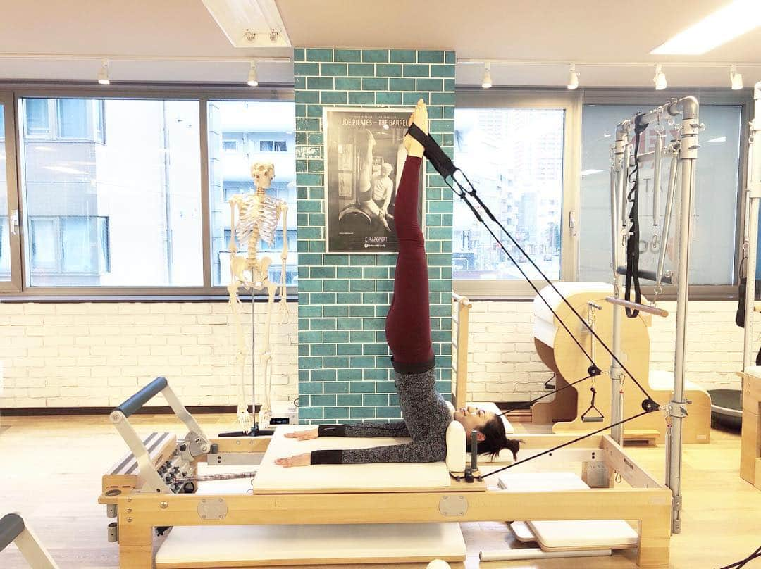 熊澤枝里子さんのインスタグラム写真 - (熊澤枝里子Instagram)「pilates machine reformer🤸‍♂️ "long spine" ・ 背骨のアーティキュレーションに意識しながら動く。 腹筋とハムストリングをコントロールしながら使います。 ・ ・ #pilates #pilateskumako #wellness #workout #zen #basi #ピラティス #クマピラ」4月3日 12時28分 - kumazawa_eriko