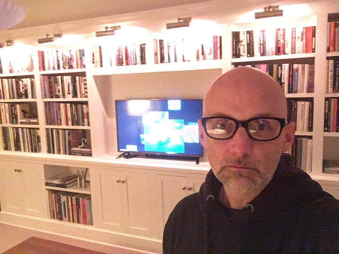 モービーさんのインスタグラム写真 - (モービーInstagram)「I surround my tv with books to feel less guilty about tv time. Currently watching 30 Rock for the 6th time. After that, Season 2 of the OA. Ps the books all get read, too, I’m not a complete 🥔.」4月3日 12時21分 - moby