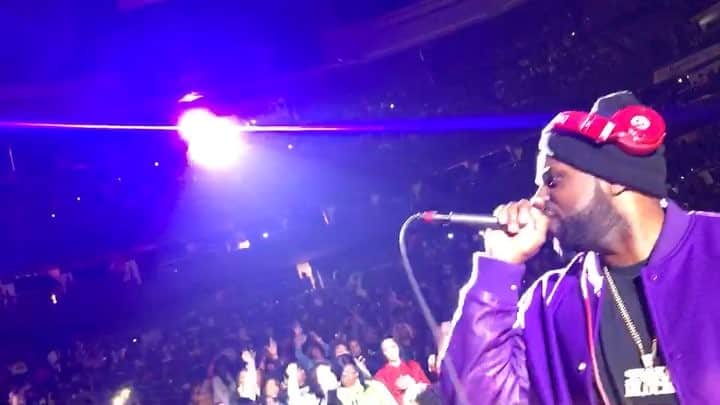 ファンクマスター・フレックスのインスタグラム：「Hahahah! I love what I do... to avoid insecure djs and gatekeeper party promoters... I decided to build a crew ( @litdigitaldjs ) and seek out new venues! 20,000 strong! 🤷🏿‍♂️ vid via: @djhrnyc」