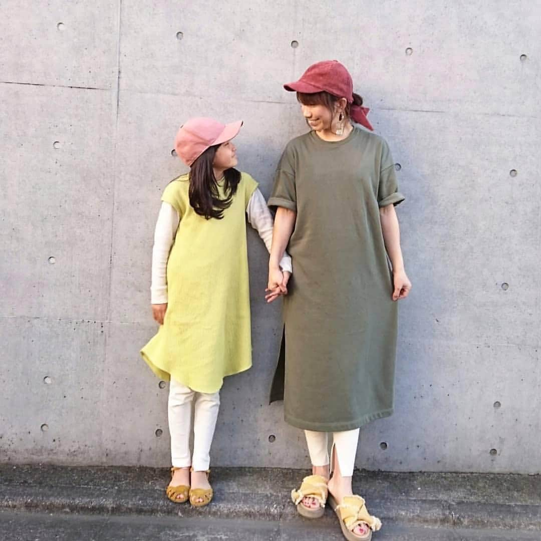 GU(ジーユー) さんのインスタグラム写真 - (GU(ジーユー) Instagram)「GUワンピ×レギンス親子リンクコーデをPick up！﻿ 1枚で大人っぽいカジュアルスタイルへ導くワンピースが可愛い娘さん✨抜け感のあるワッフル素材が気持ちいいから春のお出かけにピッタリ🙌ママとおそろいなレギンスが嬉しくてルンルン楽しいお出かけになりそうですね😊ママは、気心地良しなスウェット素材のワンピース✨サイドの深めのスリットが動きやすくてチラリと見えるレギンスが素敵ですね👍カラバリ豊富で組み合わせもいろいろ！楽しい親子リンクコーデ😘是非、チェックしてみてくださいね💁‍♀️💕﻿ ————————————﻿ ☑︎リブスリットレギンスパンツ﻿ ¥1,490＋tax（通常価格）﻿ 品番:315143﻿ ————————————﻿ ☑︎スリットTワンピース(5分袖)﻿ ¥1,990＋tax（通常価格）﻿ 品番:316227﻿ ————————————﻿ ☑︎GIRLSワッフルワンピース(ノースリーブ)﻿ ¥1,490＋tax（通常価格）﻿ 品番:311822﻿ ————————————﻿ ☑︎GIRLSワッフルレギンス(スリット)﻿ ¥790＋tax（通常価格）﻿ 品番:316576﻿ ————————————﻿ ※KIDS商品はオンラインストア及びKIDS取扱い大型店でのみ取扱いとなります。﻿ Pick Up Post﻿ @aiuzura さん、ステキな投稿ありがとうございます😊﻿ #GU #GUstyle #YOURFREEDOM #gu_for_all #GUKorea #GUHK #GUTAIWAN #ジーユー #ジーユーコーデ #GUコーデ #GU新作 #スリットTワンピース #リブスリットレギンスパンツ #GIRLSワッフルワンピース #GIRLSワッフルレギンス #大人カジュアル #カジュアル #大人女子 #着回しコーデ #シンプルコーデ #春コーデ #デイリーコーデ #大人コーデ #お出かけコーデ #リンクコーデ #ワッフル #スリット #レギンス #親子リンクコーデ #gukids」4月3日 12時27分 - gu_for_all_