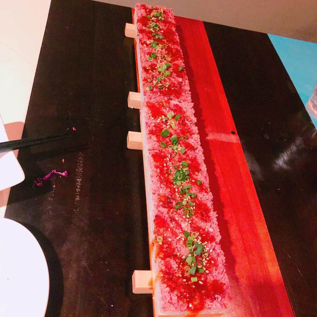 上野優華さんのインスタグラム写真 - (上野優華Instagram)「#まなみのりさ の #みのり さんと！！ 何度もライブした仲間なので初めてご飯一緒に食べたとは思えなかった…そのくらい楽しかったです！！！ #ユッケ寿司 #ロングユッケ寿司 #辛かった #これは映え #飯テロ #ショート女子」4月3日 23時23分 - yuukaueno0205