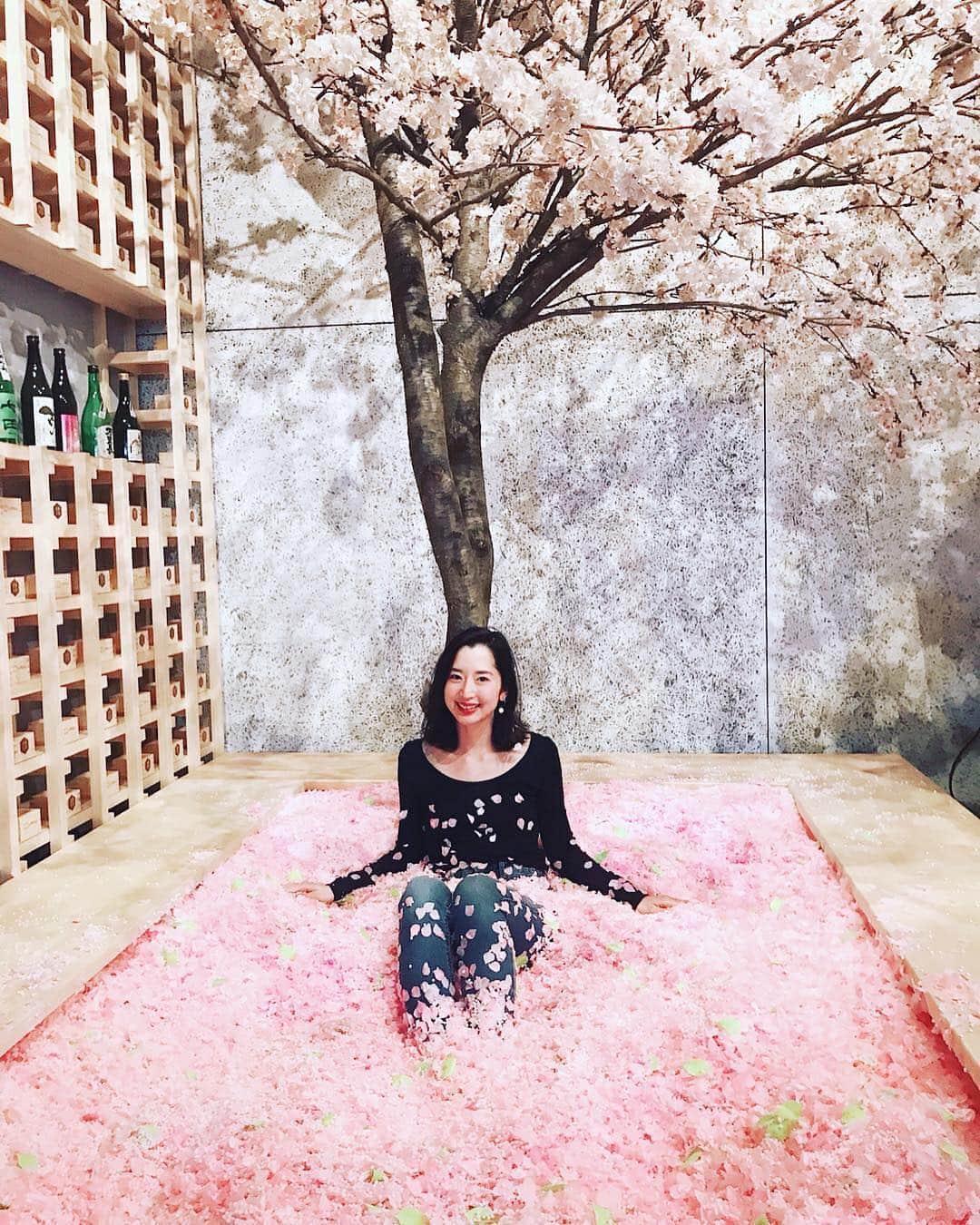 のインスタグラム：「こんばんは😊 「春」を楽しんでいるお写真は 「#タビジョ」とあわせて 「#tabijyo_spring」でお待ちしてます🌸 本日はこちら💕 ＊＊＊＊＊＊ 📸@shino800さん 🚩東京・表参道 「SAKURA CHILL BAR（サクラチルバー）by佐賀」 🎙ご本人コメント 美味しい日本酒を呑んだ後、 顔も桜の様にほのかにピンク色になった中ほろ酔い気分でこの桜の花びらの中に入りました🌸 全てがピンクで春気分でした！  この後次の訪れた先で花びらの落し物を沢山していた様で、見つけた方から花咲じいさんみたいですねって言われましたよ☺️ばあさんやけどな ＊＊＊＊＊＊ 120万枚の桜の花びらに埋もれる体験ができる期間限定店なんですね😆ステキなお写真ありがとうございます💝 ＊＊＊＊＊＊ 【タビジョレポーターinマレーシア・ボルネオ島 募集中】 （～ 4/8 AM10時まで！） 熱帯雨林と美しいビーチが楽しめるレジャーの宝庫✨ 海と山をいっぺんに楽しみたい欲張りな女子におすすめしたいリゾート地🏝マレーシア・ボルネオ島！ ※詳細は、アカウント🔝のURLから チェックしてください😊 @tabi_jyo ＊＊＊＊＊＊ 【「#タビジョラン」NEWイベント 2019年4月20日(土)参加者募集中👭】 「一生に一度はホノルルマラソンに出てみたい」 と思ったことありませんか？ 今回のイベントの舞台は、海沿いランで ハワイ気分を味わえる「横浜」✨ そしてゴールは、ハワイイベントの会場⁉️ 「初心者」「お1人参加」大歓迎！ ご参加おまちしてます😊 ※詳細は、アカウント🔝のURLから チェックしてください😊 @tabi_jyo ＊＊＊＊＊＊ #タビジョ #タビジョと繋がりたい #tabijyo_spring #tabijyomap_tokyo」