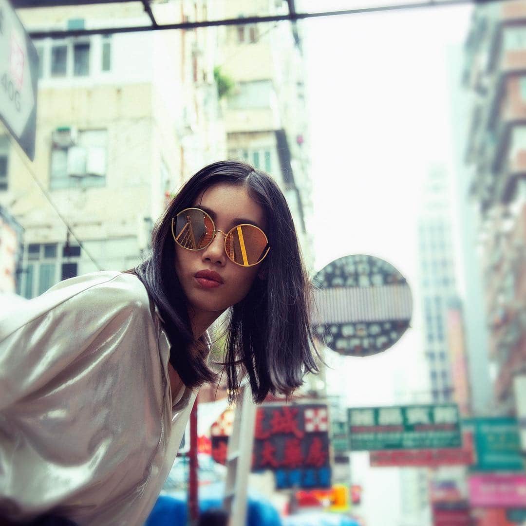 のインスタグラム：「A standout style for the season.  Sliced away at corners to create an angular contrast to the round silhouette, so that the precious gold lenses appear to be floating . . . #DearKowloon #LFSS19 #lindafarrow #fashionaccessories #eyewear  Photography: @spitgan_magazine」