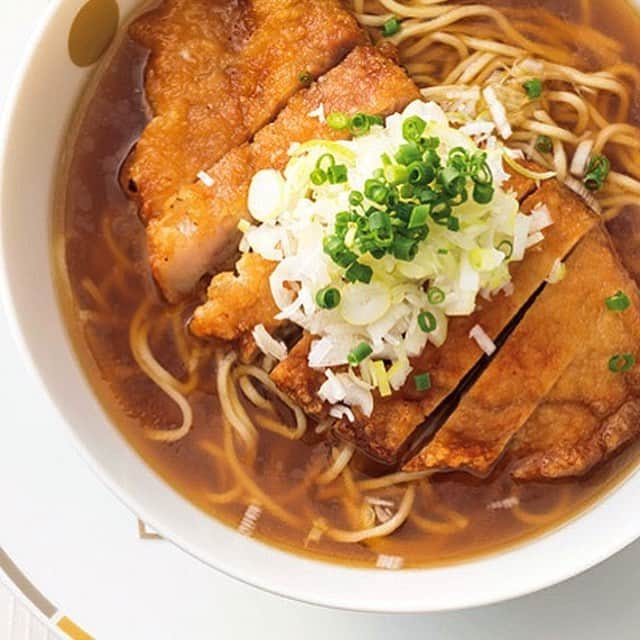 のインスタグラム：「ベーコンの旨みが効いた少し洋風なこちらのラーメン。たっぷりの鶏ガラと野菜によるコンソメのような風合いもあるスープのせいか、初めて食べる人でも懐かしい味がする。飲んだあとの〆パーコー麺という流れが最高なので、一度はお試しあれ。 #東京カレンダー #東カレ #tokyocalendar #〆 #ラーメン #赤坂 #溜池山王 #ザキャピトルホテル東急 #ORIGAMI #パーコー麺」