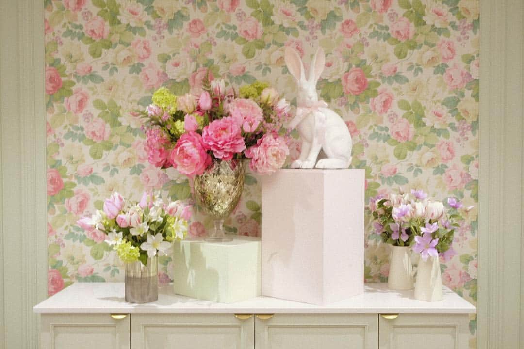 KUNIKAのインスタグラム：「We had a tea party in the rose room of Peggy Porschen Chelsea❃﻿ ﻿ 2回目、3回目のツアーでは新店舗の地下のお部屋を貸し切らせてもらい、お茶会をしました。﻿ 出勤するたびにその時の光景を思い出し、みんなここにいたんだよなぁ...と少し寂しくなります  #peggyporschenchelsea #kunikalondonparistour」