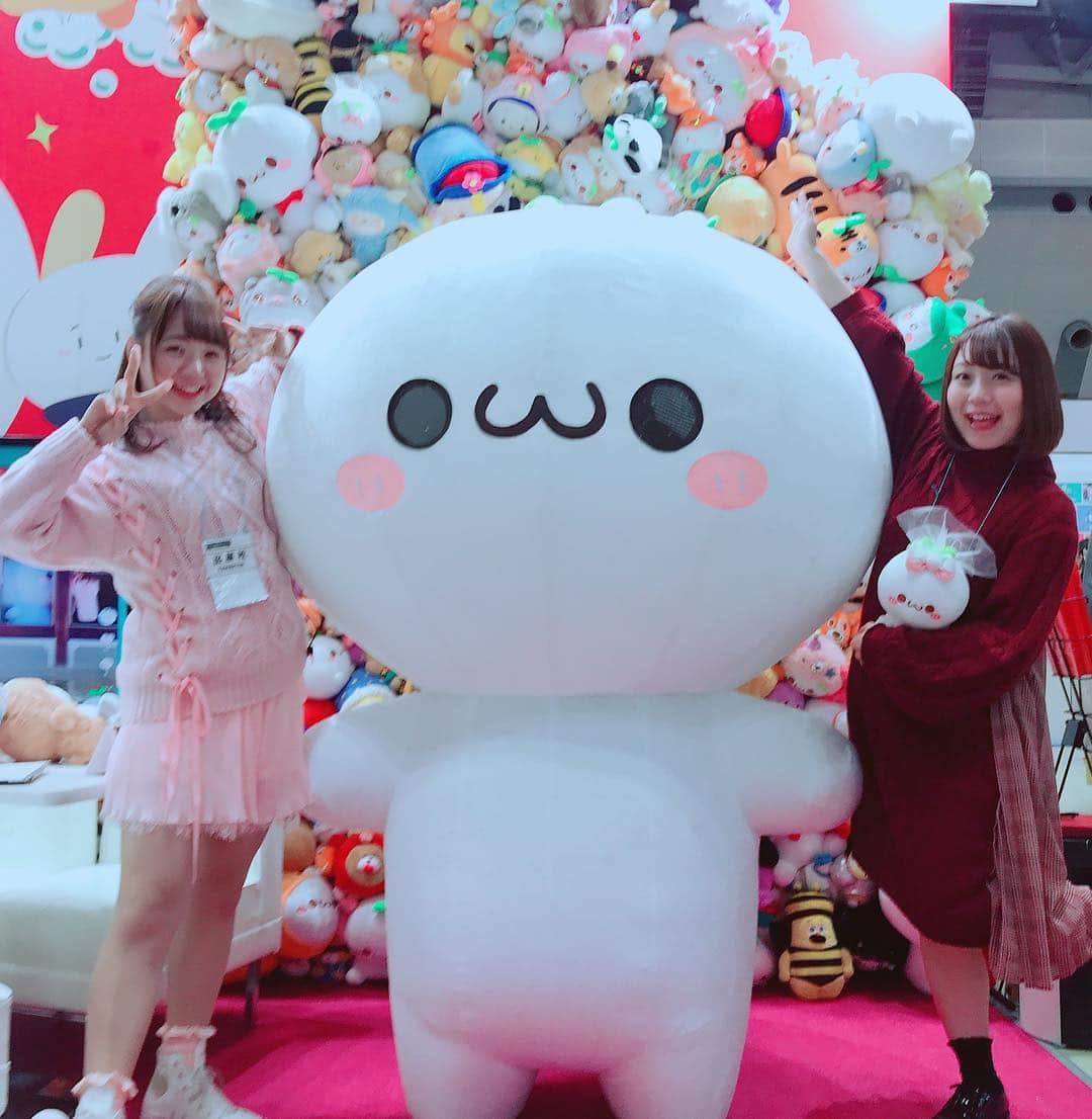 のインスタグラム：「東京ビッグサイトにて明後日まで開催中の「ライセンシングジャパン」ミニチュアファクトリーブースにて長草くんの公式イメージガールとしてお手伝いさせて頂きました💖可愛くて癒しで楽しすぎる貴重な経験をさせて頂けてとっても幸せでした💓長草くんが世界中に広まるように私に出来ることを頑張るぞーっ(o•ω•o)🌱💕💕💕 #ライセンシングジャパン #licensingjapan #東京ビッグサイト #長草くん #buddingpop #长草颜团子 #癒し系 #中国 #キャラクター #character #アラサー女子 #jouetie #photooftheday #JAPAN #japanesegirl #avex #avexmanagement #instagood #followme #すーみーおねえさん #ricashima #嶋梨夏」