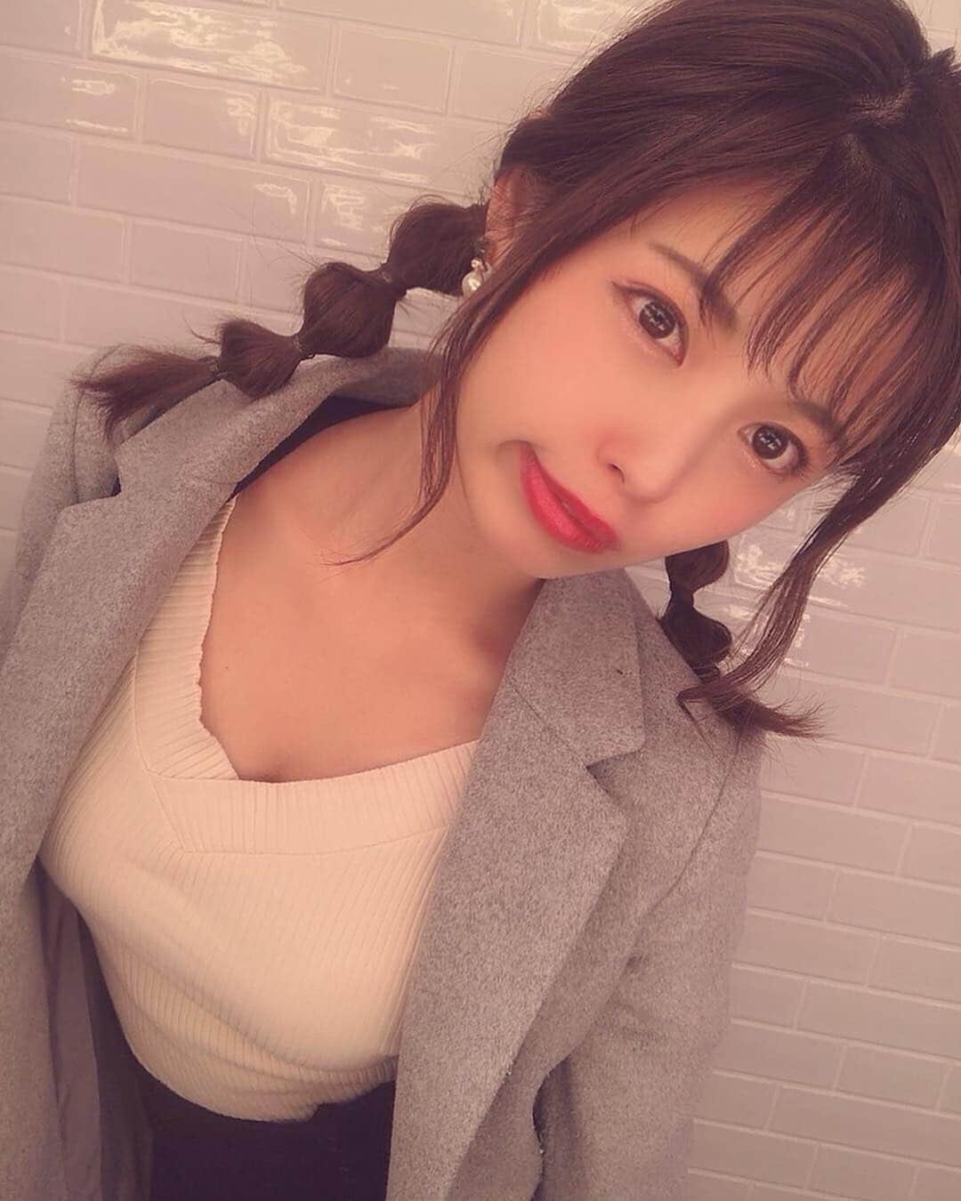 のインスタグラム：「・ ・ ・ 先日はリリーオン(@rillee_on)で3回目のソニックフィットを受けてきました！ ・  回を重ねる毎に効果が増してきて嬉しい😭😭😭 ・ 銀座・渋谷・池袋店は予約1ヶ月半待ちの人気ぶりなのですが、3月にオープンしたリリーオン表参道店と六本木店は他店に比べて比較的予約が取りやすいとの事…！ ・ 表参道店のインスタアカウント (@rilleeon.omotesandou) ・ 六本木店のインスタアカウント (@rilleeon.roppongi) ・ ご予約はソニックフィットホームページか各店舗インスタグラムから！ ・ https://sonicfit.jp/ ・ めちゃくちゃおススメなので是非試してみてね🙈💕 ・ ・ ・ #rillee_on #リリーオン #ソニックフィット #SonicFit #小顔 #リフトアップ #しみ #しわ #アンチエイジング #美白 #毛穴 #肌質改善 #にきび #ハイフ #エステ  #ラエッセ #バンコク #表参道 #六本木 #銀座 #渋谷 #加納葉月  #粉我 #japanesegirl #自拍 #模特  #动漫 #扎心了#맞팔」
