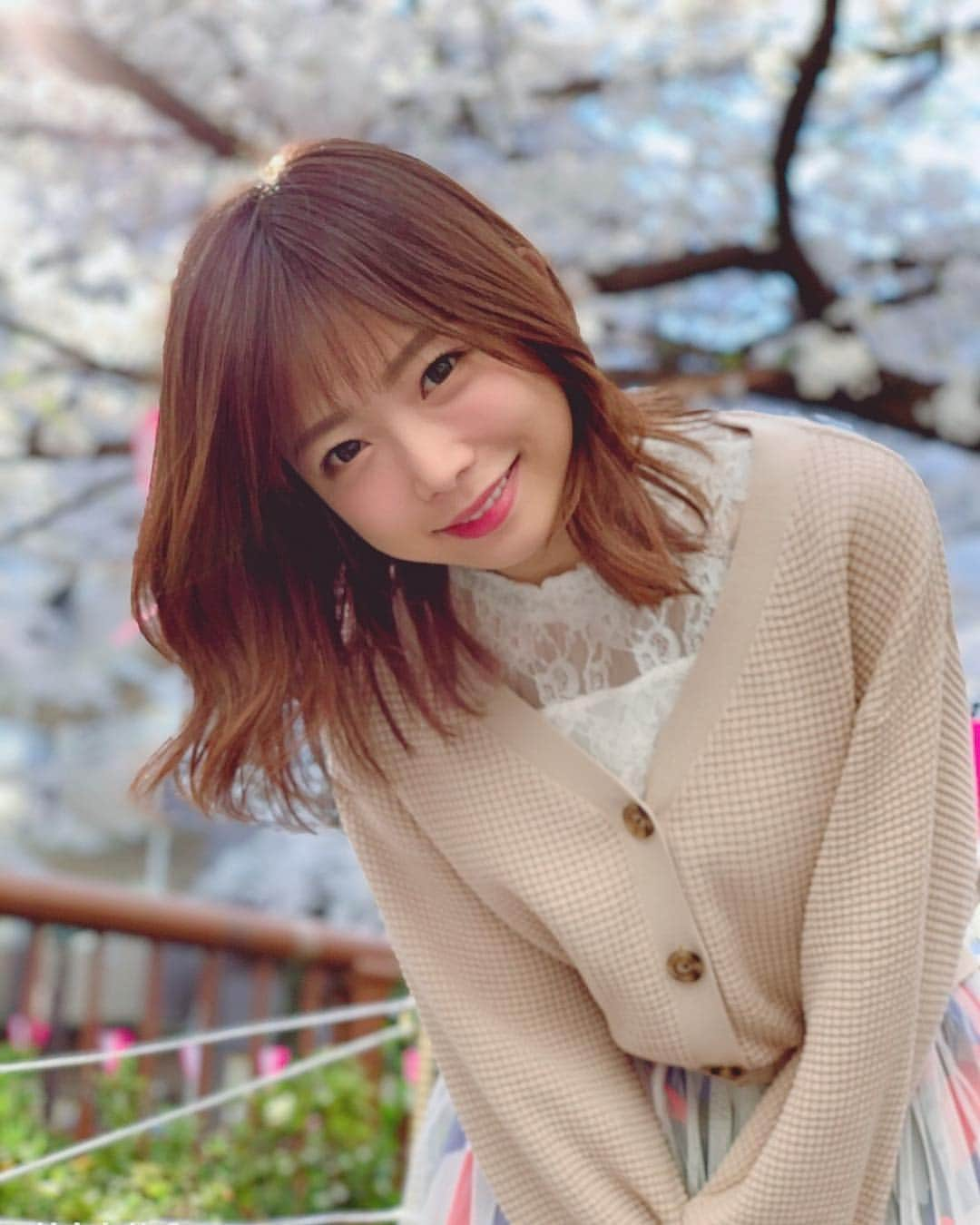 紗倉まなさんのインスタグラム写真 - (紗倉まなInstagram)「仕事前に、事務所のみんなと花見へ🌸春めいた目黒川、美しいけどやはり人混みがすごい...めくるように唐突にやってくる春という優しい季節の儚さを、少しでも感じられて良かった。寒さの終止符はいつ打たれるのかなー。東京も早くあたたかくならないかな。 #花見🌸 #中目黒 #目黒川 #マインズ大集合👭」4月3日 21時56分 - sakuramanateee