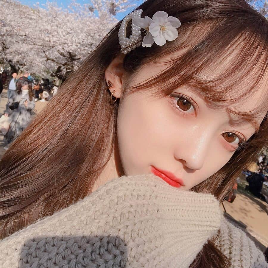 Rinaさんのインスタグラム写真 - (RinaInstagram)「今日は代々木公園でお花見。久々にガーリーな服着て、サンドウィッチ買って、レジャーシート敷いてピクニック！ . 今日の #Rinaすたいる は全部HOTPING。パールピン、ギンガムチェックワンピ、カーディガンも全部（笑）」4月3日 21時49分 - 94_someday