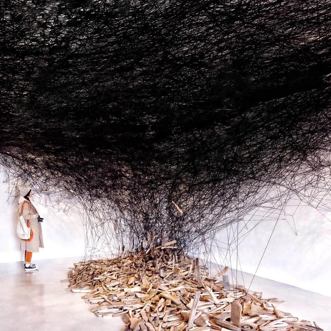 のインスタグラム：「* #塩田千春  #ChiharuShiota  #architecture #archilovers #archdaily #archhunter  #artinstallation #contemporaryart #buildingstyles_gf #buildinglover #建築探偵」