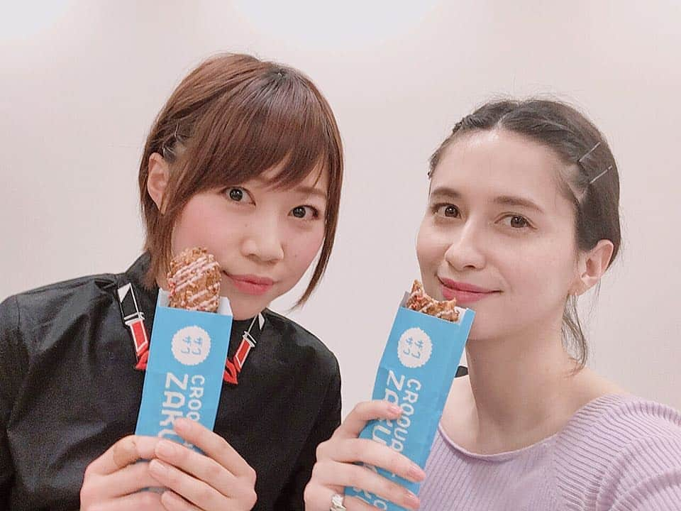 大釜ケリーのインスタグラム：「eQキャンプでステキな差し入れを頂きまして💖限定のいちご味をいちご大好きももえちゃんと❤️🍓 ２枚目私が撮ったんだよ？可愛くない？？ #ザクザク #いちご #eQキャンプ」