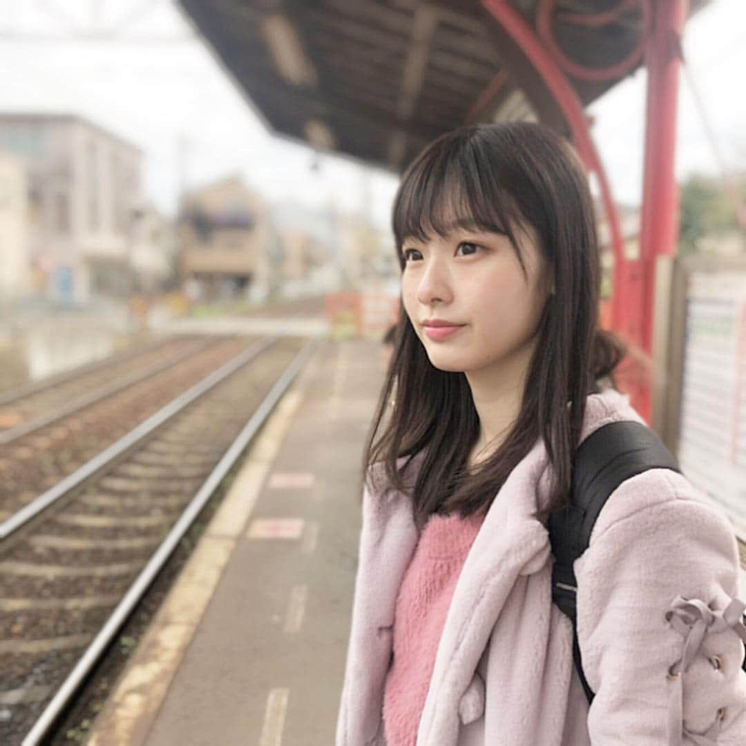 浅井七海さんのインスタグラム写真 - (浅井七海Instagram)「*.﻿ ﻿ 京都投稿これでおわり☺︎﻿ ﻿ 電車を待つ私🚃﻿ ﻿ ･﻿ ﻿ #嵐電 #京都 #電車」4月3日 22時04分 - naamin48_