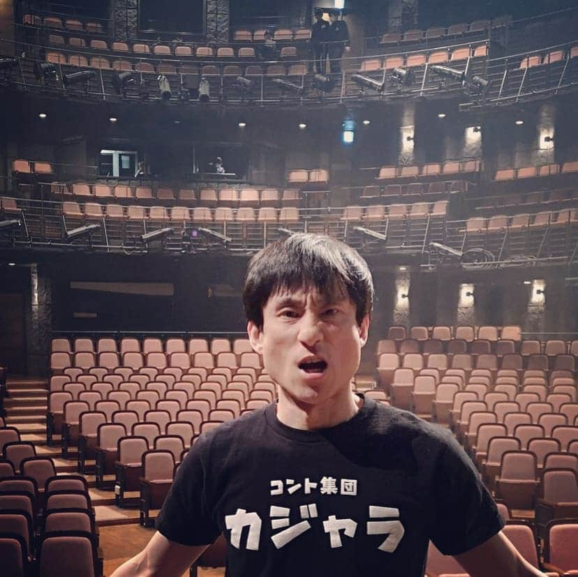 なだぎ武さんのインスタグラム写真 - (なだぎ武Instagram)「『カジャラ』東京公演２日目、有り難うございました。。上手くいったりいかなかったり、生モノの緊張と緩和、予定調和と掟破り。コントという笑いありきの瞬間瞬間を、怖さと背中合わせで毎日楽しんでおります。公演後にロビーで、吉本坂個人別のCDも、これまでの地方公演でコツコツとやらせて頂きました。先月の最終ランキングでも、皆様のお陰で19位という位置で有終の美を飾れました。感謝です。残りの手持ちの数も50枚近く。そこで、東京公演でのCDの手売りを明日で終了し、残りをカジャラ公演最終の地、豊橋でやらせてもらおうと思います。明日の東京公演後、そして最終の地豊橋でCDを買ってもいいという方、どうぞ宜しくお願いします！！ 明日もカジャります！ガオーーーー！！ #カジャラ東京公演」4月3日 21時57分 - nadagigigi