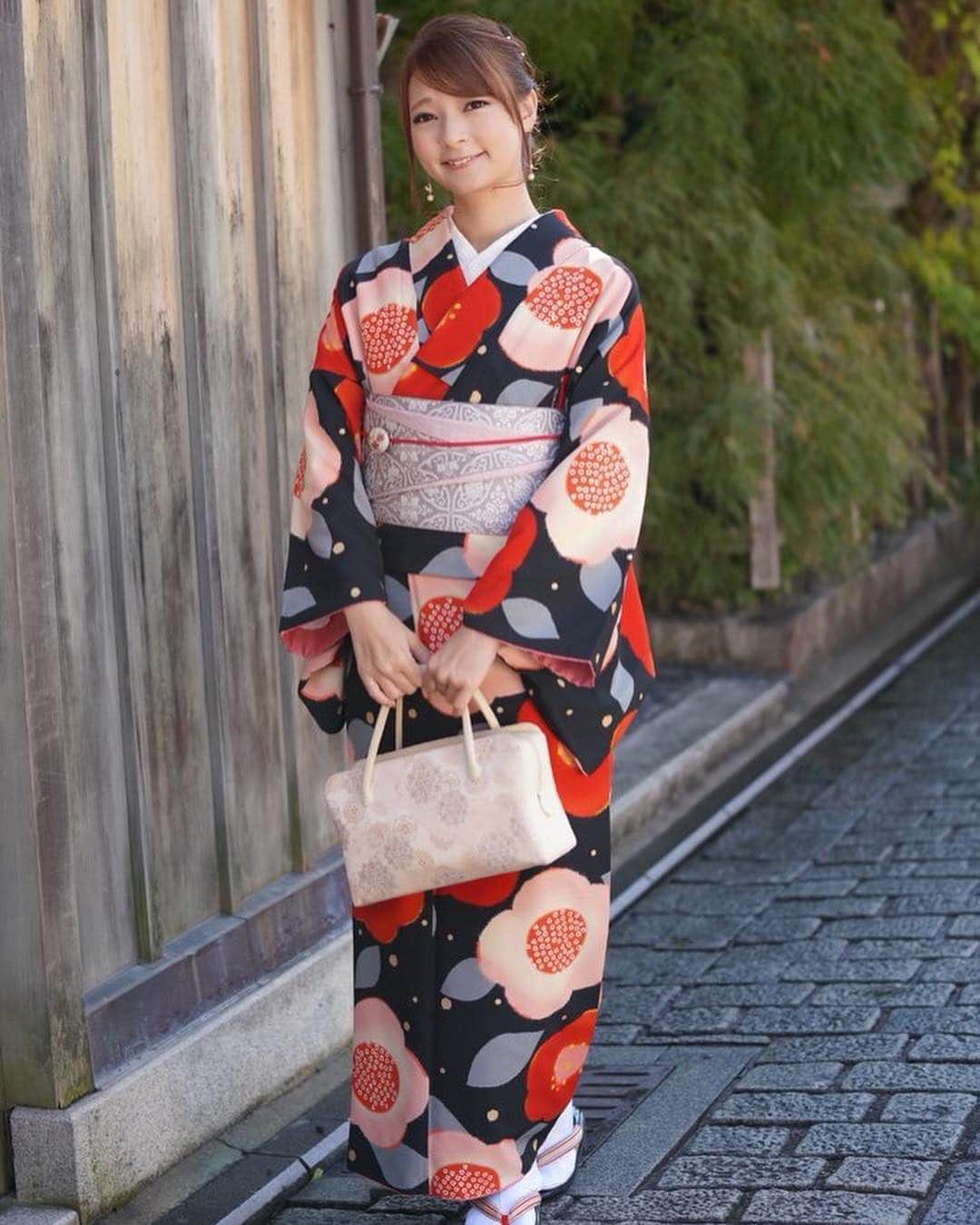 安藤麻貴さんのインスタグラム写真 - (安藤麻貴Instagram)「すごく素敵な写真なんだけど、インスタのサイズ的に背景とか足とか切れちゃうのもったいない(◦˙▽˙◦) #着物 #kimono #京都 #kyoto #japan #和」4月3日 21時58分 - maki_nyan_3