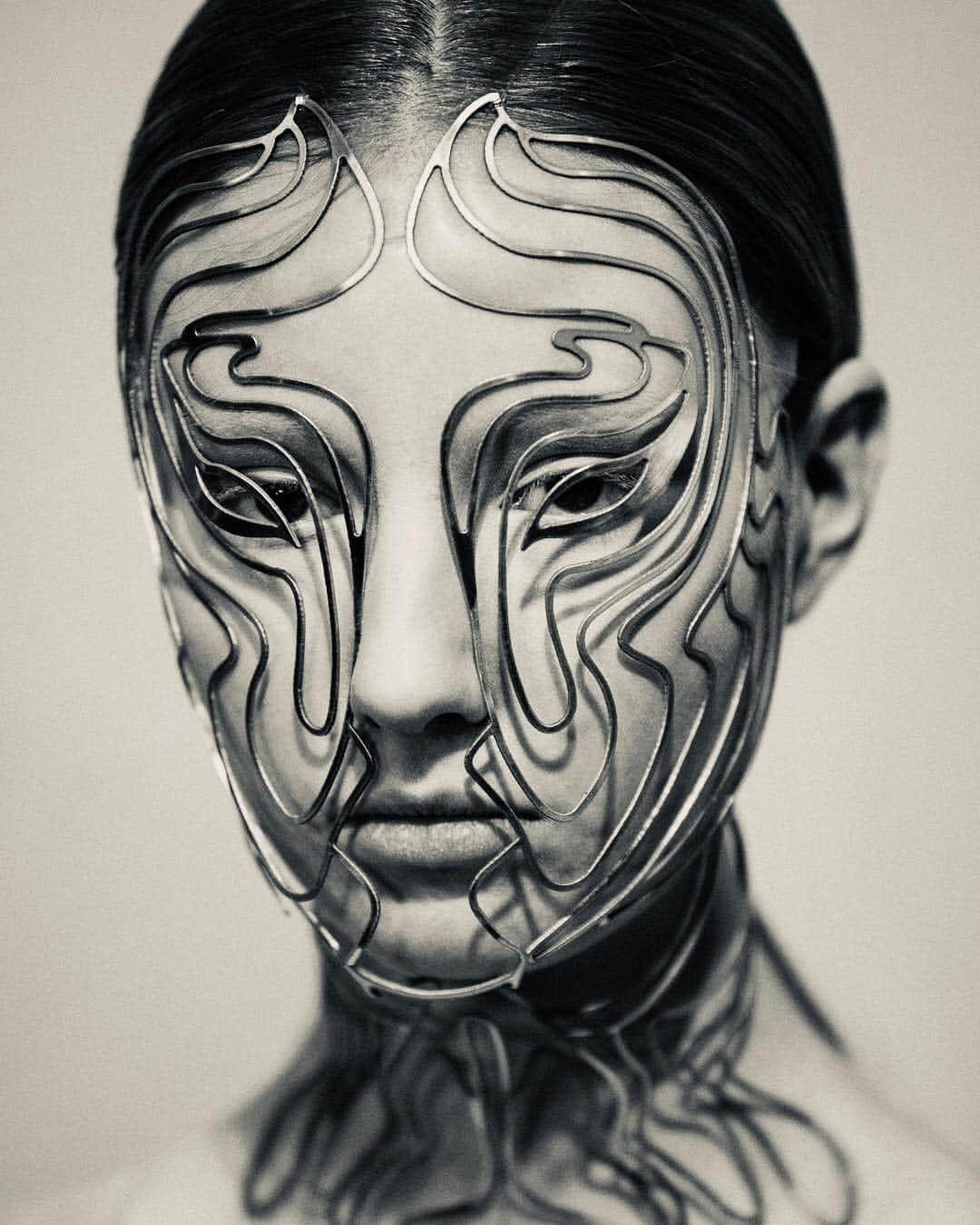 Iris Van Herpeさんのインスタグラム写真 - (Iris Van HerpeInstagram)「Anamorphism ～ @lizamak_ captured behind the scenes by Adam Katz Sinding (@aks), wearing the Shift Souls 'Cellchemy' mask. ～ #adamkatzsinding #irisvanherpen #shiftsouls」4月3日 21時59分 - irisvanherpen