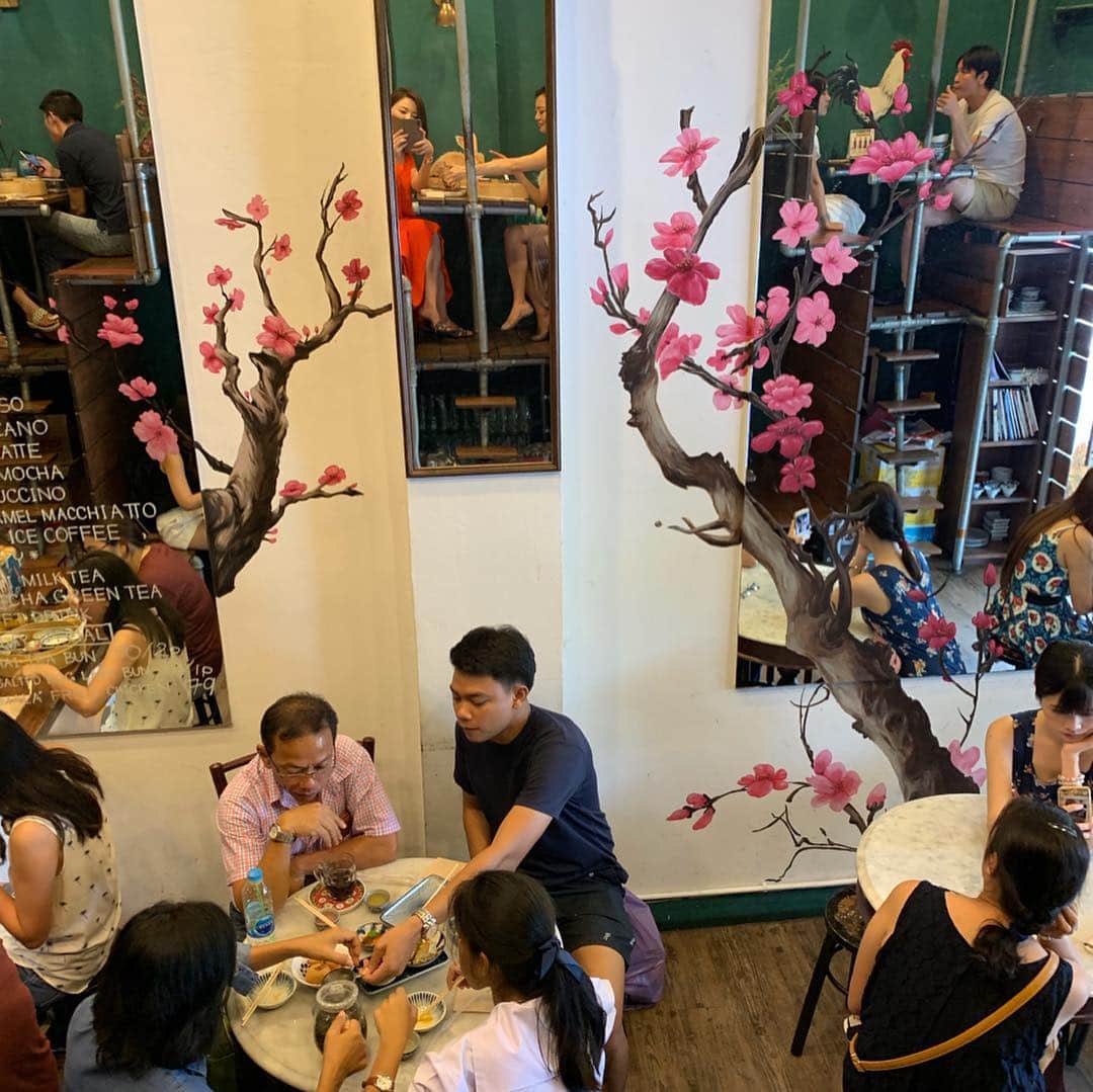 戸田さと美さんのインスタグラム写真 - (戸田さと美Instagram)「「Lhong Tou Cafe（ロン・トウ・カフェ） @lhong_tou 📍China twon  バンコク中華街のカフェ「Lhong Tou Cafe（ロン・トウ・カフェ）」に行ってきました✨  2018年5月のオープン以来、大人気のロン・トウ・カフェ バラエティ豊かなおかずで楽しむ中華粥が一番人気。 この写真のものがChinese Breakfast Set（129バーツ） 大体の方がこちらを注文します。 せいろの中に中華粥と8種類のおかずを載せて運ばれてくるのですが、なんとも可愛らしく見てるだけでワクワクしちゃいます。 まさにインスタ映え（笑 さらに面白いのが、そう広くない店内なので、ロフト席を作ることで席数を増やしているのがユニーク。 はしごを登るときにちょっと怖いですが、それもエンターテイメント性があって面白いですよね♫ お茶も美味しかった。 おススメカフェです！  #バンコク #bangkok #バンコク生活 #バンコクライフ #バンコクグルメ #バンコクカフェ #バンコク暮らし #バンコク子育て  #cafe #カフェ #ママ#ママライフ #海外移住 #海外移住シングルマザー #シングルマザー#シングルマザーの子育て #タイ在住#タイ駐在 #バンコク旅行 #バンコクカフェ #バンコクカフェ巡り #バンコク駐在妻 #バンコク駐妻 #起業 #起業#起業家ママ」4月3日 22時00分 - satomitoda