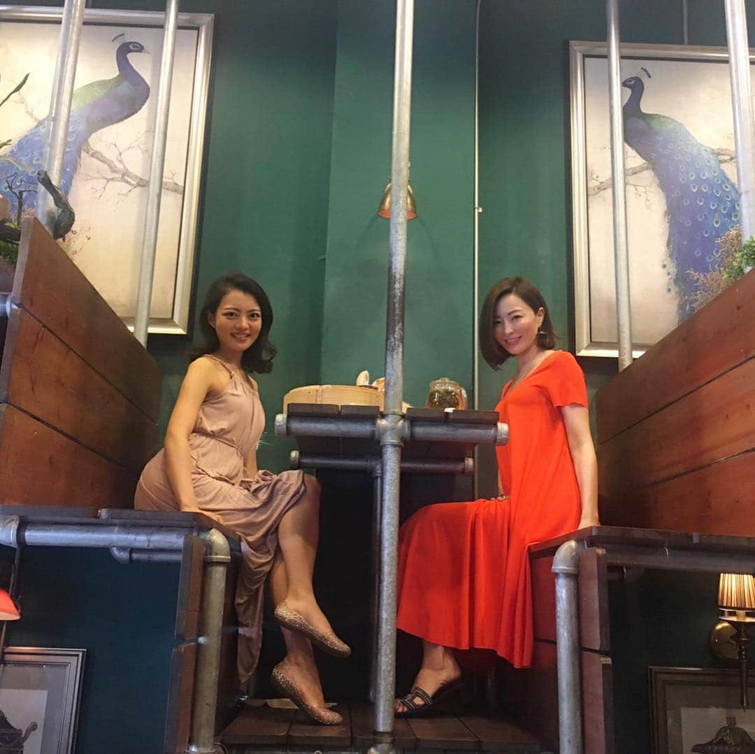 戸田さと美さんのインスタグラム写真 - (戸田さと美Instagram)「「Lhong Tou Cafe（ロン・トウ・カフェ） @lhong_tou 📍China twon  バンコク中華街のカフェ「Lhong Tou Cafe（ロン・トウ・カフェ）」に行ってきました✨  2018年5月のオープン以来、大人気のロン・トウ・カフェ バラエティ豊かなおかずで楽しむ中華粥が一番人気。 この写真のものがChinese Breakfast Set（129バーツ） 大体の方がこちらを注文します。 せいろの中に中華粥と8種類のおかずを載せて運ばれてくるのですが、なんとも可愛らしく見てるだけでワクワクしちゃいます。 まさにインスタ映え（笑 さらに面白いのが、そう広くない店内なので、ロフト席を作ることで席数を増やしているのがユニーク。 はしごを登るときにちょっと怖いですが、それもエンターテイメント性があって面白いですよね♫ お茶も美味しかった。 おススメカフェです！  #バンコク #bangkok #バンコク生活 #バンコクライフ #バンコクグルメ #バンコクカフェ #バンコク暮らし #バンコク子育て  #cafe #カフェ #ママ#ママライフ #海外移住 #海外移住シングルマザー #シングルマザー#シングルマザーの子育て #タイ在住#タイ駐在 #バンコク旅行 #バンコクカフェ #バンコクカフェ巡り #バンコク駐在妻 #バンコク駐妻 #起業 #起業#起業家ママ」4月3日 22時00分 - satomitoda