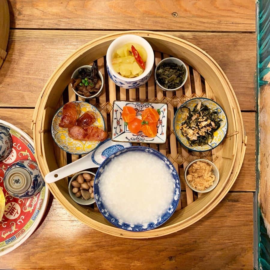 のインスタグラム：「「Lhong Tou Cafe（ロン・トウ・カフェ） @lhong_tou 📍China twon  バンコク中華街のカフェ「Lhong Tou Cafe（ロン・トウ・カフェ）」に行ってきました✨  2018年5月のオープン以来、大人気のロン・トウ・カフェ バラエティ豊かなおかずで楽しむ中華粥が一番人気。 この写真のものがChinese Breakfast Set（129バーツ） 大体の方がこちらを注文します。 せいろの中に中華粥と8種類のおかずを載せて運ばれてくるのですが、なんとも可愛らしく見てるだけでワクワクしちゃいます。 まさにインスタ映え（笑 さらに面白いのが、そう広くない店内なので、ロフト席を作ることで席数を増やしているのがユニーク。 はしごを登るときにちょっと怖いですが、それもエンターテイメント性があって面白いですよね♫ お茶も美味しかった。 おススメカフェです！  #バンコク #bangkok #バンコク生活 #バンコクライフ #バンコクグルメ #バンコクカフェ #バンコク暮らし #バンコク子育て  #cafe #カフェ #ママ#ママライフ #海外移住 #海外移住シングルマザー #シングルマザー#シングルマザーの子育て #タイ在住#タイ駐在 #バンコク旅行 #バンコクカフェ #バンコクカフェ巡り #バンコク駐在妻 #バンコク駐妻 #起業 #起業#起業家ママ」