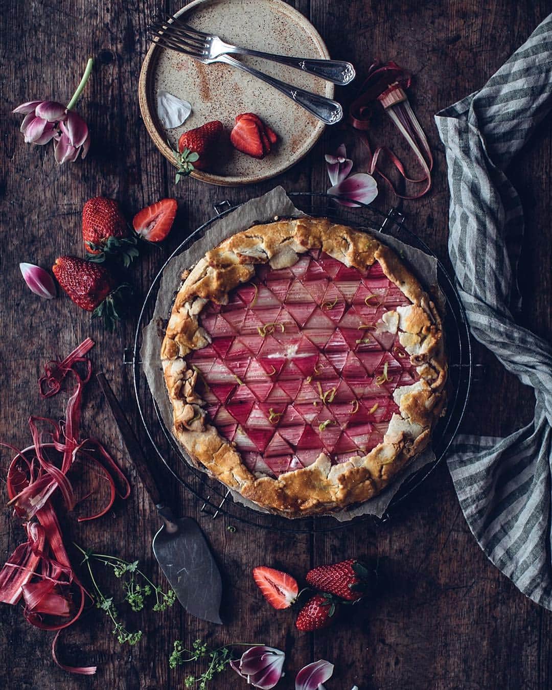 Our Food Storiesさんのインスタグラム写真 - (Our Food StoriesInstagram)「Now on the blog - the recipe for this delicious gluten-free rhubarb galette😋 Get the recipe via the link in profile 💞 Happy Wednesday guys! #ourfoodstories  ____ #rhubarbcake #glutenfreerecipes #glutenfri #glutenfrei #rhabarber #rhababerkuchen #theweekoninstagram #diewocheaufinstagram #germanfoodblogger #foodstylist #foodphotographer #coffeebreaks #cakelover #verilymoment #houseandgarden #huffposttaste #bakingrecipes」4月3日 22時13分 - _foodstories_