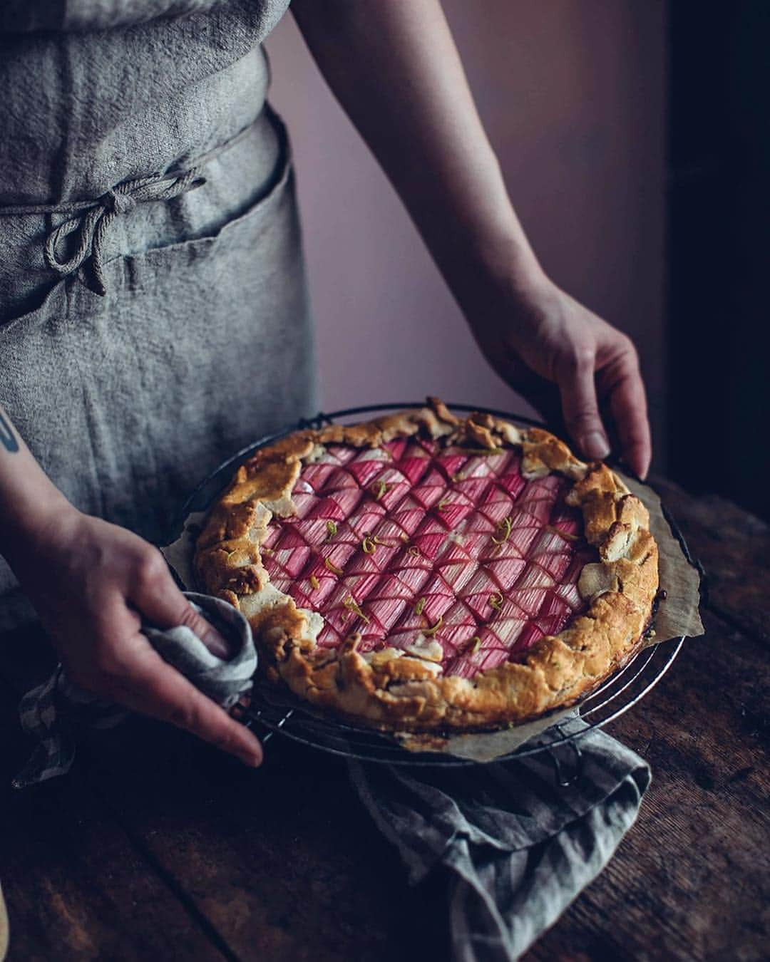 Our Food Storiesさんのインスタグラム写真 - (Our Food StoriesInstagram)「Now on the blog - the recipe for this delicious gluten-free rhubarb galette😋 Get the recipe via the link in profile 💞 Happy Wednesday guys! #ourfoodstories  ____ #rhubarbcake #glutenfreerecipes #glutenfri #glutenfrei #rhabarber #rhababerkuchen #theweekoninstagram #diewocheaufinstagram #germanfoodblogger #foodstylist #foodphotographer #coffeebreaks #cakelover #verilymoment #houseandgarden #huffposttaste #bakingrecipes」4月3日 22時13分 - _foodstories_