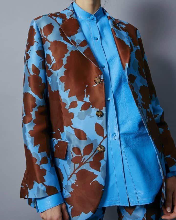のインスタグラム：「A renewed kind of couture! #ScervinoSS19 . . #ErmannoScervino #floralprint #fashionshow #handmade #madeinflorence #ss19 #sscollection  #springsummer #catwalk #runway」