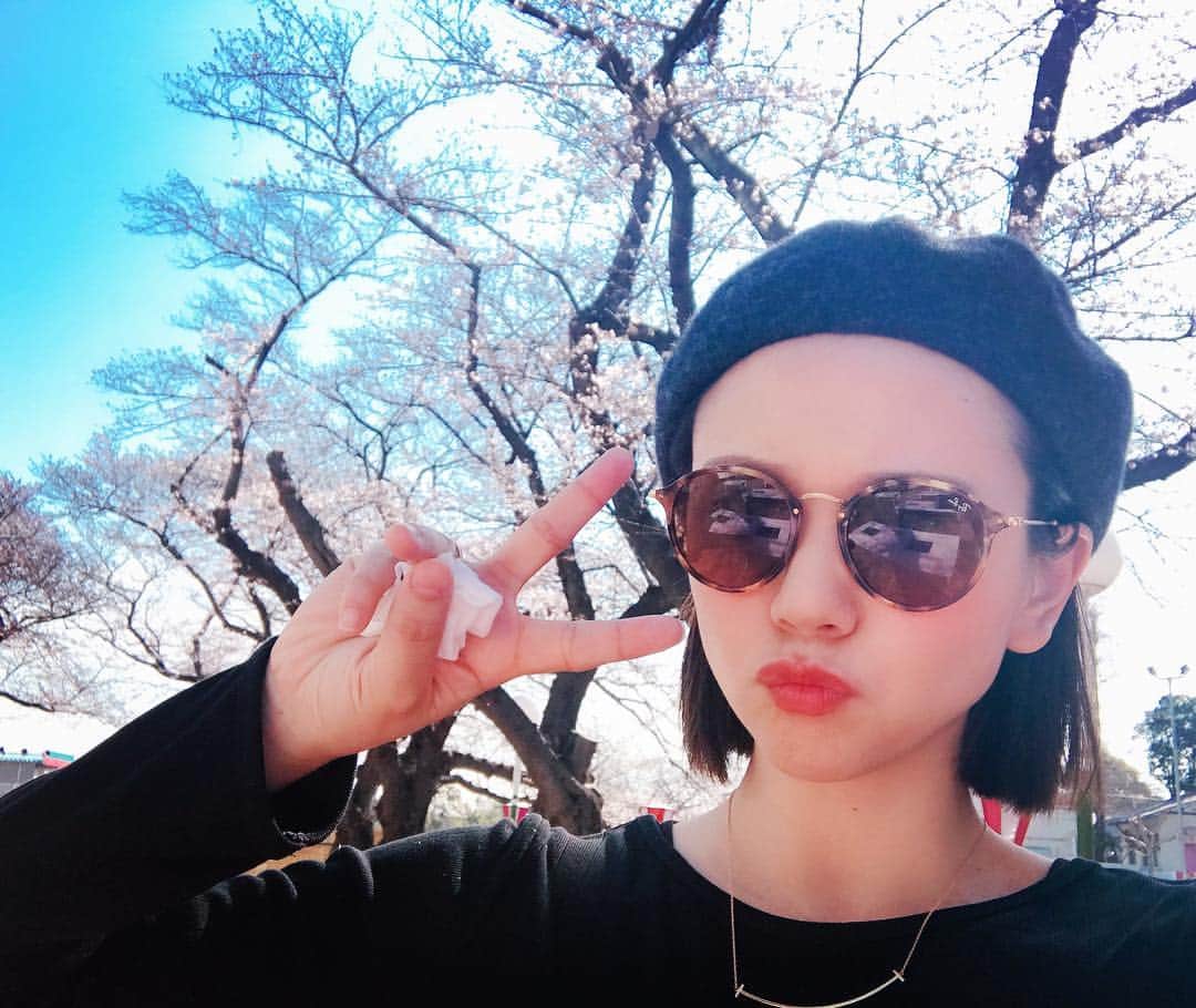 虎南有香のインスタグラム：「お待たせしました。 ティッシュと私です。 …それと、桜と私です🌸」