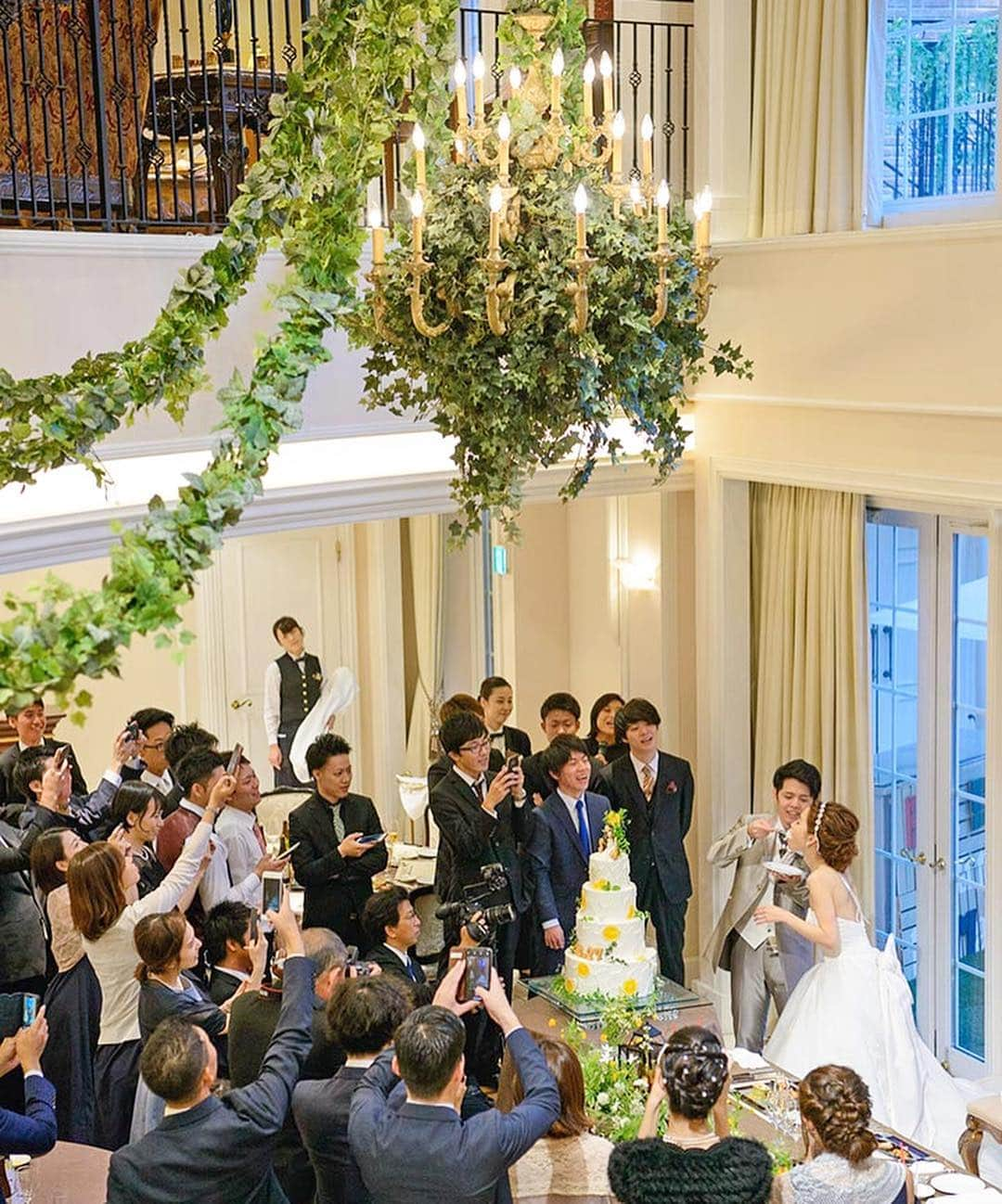 ベストブライダル公式さんのインスタグラム写真 - (ベストブライダル公式Instagram)「@bestbridal.jp 💒 ベストブライダルの花嫁さんは #ベストブライダル花嫁 #BB花嫁 にお写真を投稿してください♩ . . 会場名：#アートグレイス・ウエディングヒルズ @artgraceweddinghills . . とびきりの笑顔が可愛いすぎる💓おふたりの幸せいっぱいウェディング🎵 . オレンジとナチュラルをテーマに、アットホームなお式をされたおふたり。オレンジの木を装飾したり、美しいグリーンを用いた  #会場装花 でゲストをおもてなしされました🍃 . そんな中撮影されたおふたりの眩しい笑顔ショットは、大切なゲストと過ごした素敵な時間の現れですね✨ . おふたりのやさしい時間が流れるアットホームウェディング✨ . 是非スワイプしてチェックしてみてくださいね🍊🍃 . . . ＼ウェディングフォト募集中❤️／ . 当アカウントでリグラムOKなベストブライダルの卒花嫁orプレ花嫁の皆様は、 #ベストブライダル花嫁 もしくは  #BB花嫁 のハッシュタグをつけて投稿をお願いします💕 . . ※BB花嫁に投稿があったお写真をリグラムする際は個別にご連絡は行っておりません🙇予めご了承ください＊* . . ＝＝＝＝＝＝＝＝＝＝＝＝ 💒ベストブライダルとは？ ＝＝＝＝＝＝＝＝＝＝＝＝ . ＊アートグレイス ＊セントグレース ＊アプローズスクエア ＊ストリングス ＊アフロディテ . など、全国（東京、横浜、浦安、千葉、仙台、名古屋、大阪、京都）でゲストハウスを運営し、多くのお客様の人生の節目となるウエディングを手がけています💕 . また、多くのお客様にお帰りいただけるレストラン、ホテルもご用意しています🍴 . . 💒【各会場のアカウントについて】 私たちの会場は @bestbridal.jp のフォロ一覧からご覧頂けます✨ . 💐【ブライダルフェアの予約について】 各会場のアカウントのプロフィールURL🔗にある会場HPからご予約いただけます✨ . . ＝＝＝＝＝＝＝＝＝＝＝＝ 💗たくさんの、LOVEを届けよう ＝＝＝＝＝＝＝＝＝＝＝＝ . #たくlove 私たちのブランドスローガンは「たくさんの、LOVEを届けよう」💕 . お客様との出会いは、一生における祝福の瞬間を祝う、始まりです。 . 私たちはお客様との出会いを大切に、おふたりの人生を祝福し続ける存在でありたいと考えています🕊 . ベストブライダルは、世の中で1番、たくさんのLOVEが届く瞬間をお祝いする企業を目指します♡ . . . #結婚式 #花嫁 #プレ花嫁 #お色直し #結婚式準備 #ウェディング #ウエディング #ウェディングフォト #日本中のプレ花嫁さんと繋がりたい  #婚約指輪 #婚約 #結婚式場 #結婚式レポ  #2019春婚  #2020春婚 #ナチュラルウェディング #新郎新婦  #ウェディングフォト #プレ花嫁準備  #ag花嫁  #カラードレス」4月3日 22時14分 - bestbridal.jp