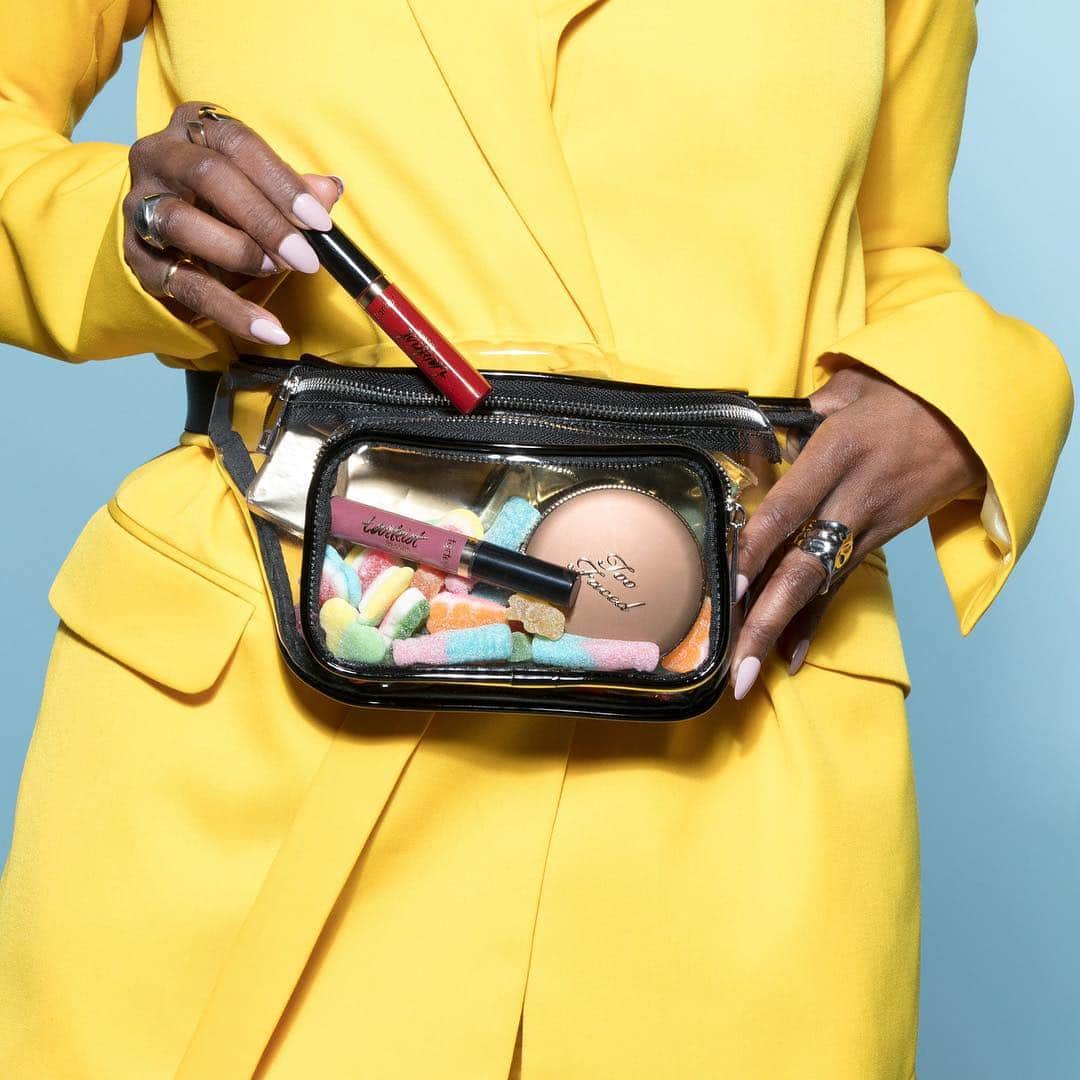 Cosmopolitanさんのインスタグラム写真 - (CosmopolitanInstagram)「What? Your bag isn’t full of beauty products and candy? 🍭💄 Head to our Insta Story to see what Cosmo staffers @tiffanyreid and @samanthafeher nabbed during the @UltaBeauty 21 Days of Beauty event.」4月3日 22時15分 - cosmopolitan