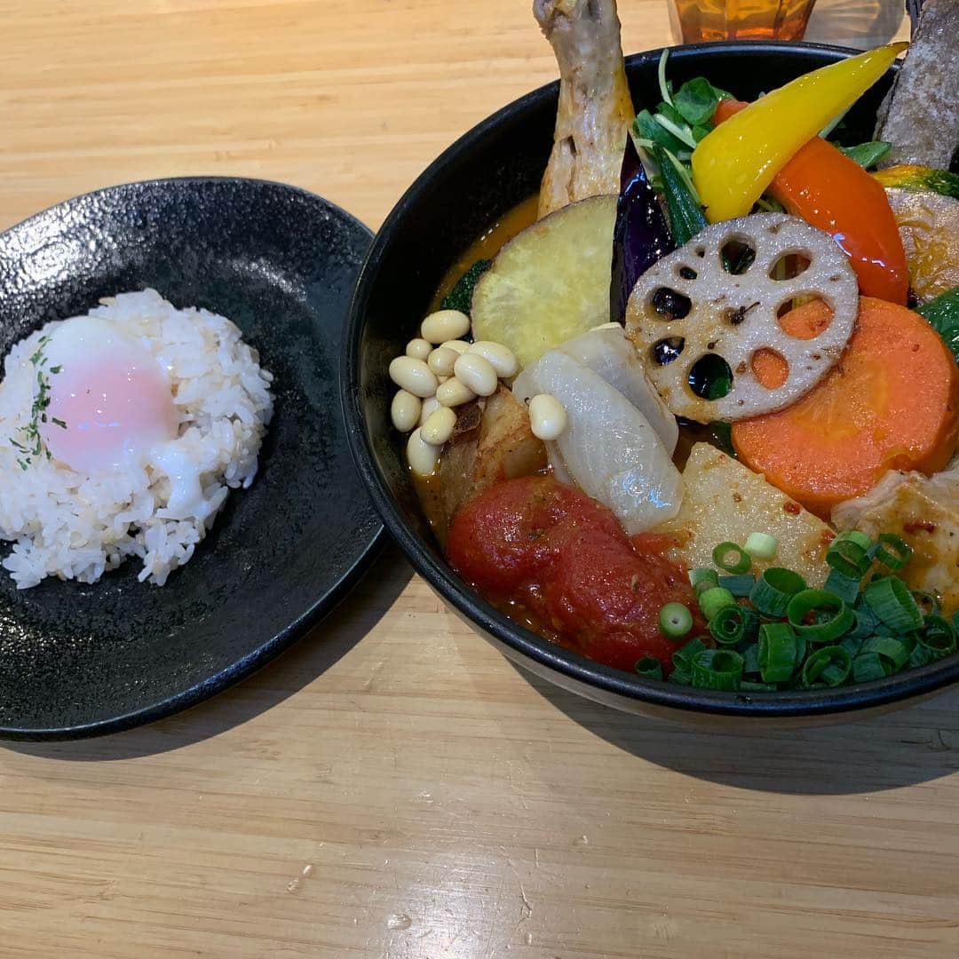 のインスタグラム：「路地裏カレーサムライ 20種類の野菜とチキンと角煮 野菜を食べるカレー❤️ #カレー報告 #スープカレー #下北沢カレー#下北沢グルメ #サムライ#curryrice #curry」