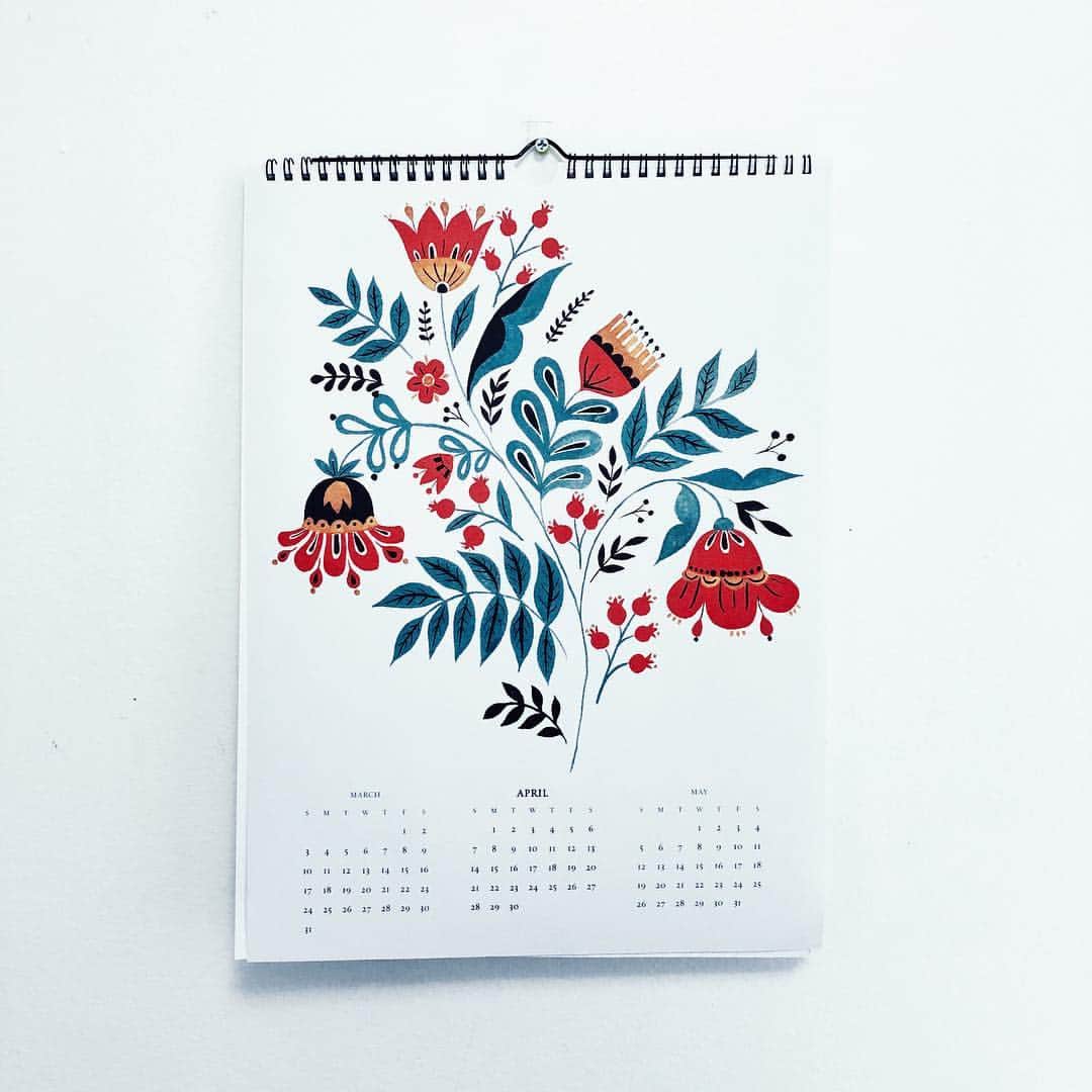 Dinara Mirtalipovaのインスタグラム：「Oh yes, did you get the news, April is here? I just realized I haven’t flipped my calendar 🌞  #sellerspublishing #mirdinaraplanners #highnotecollection」